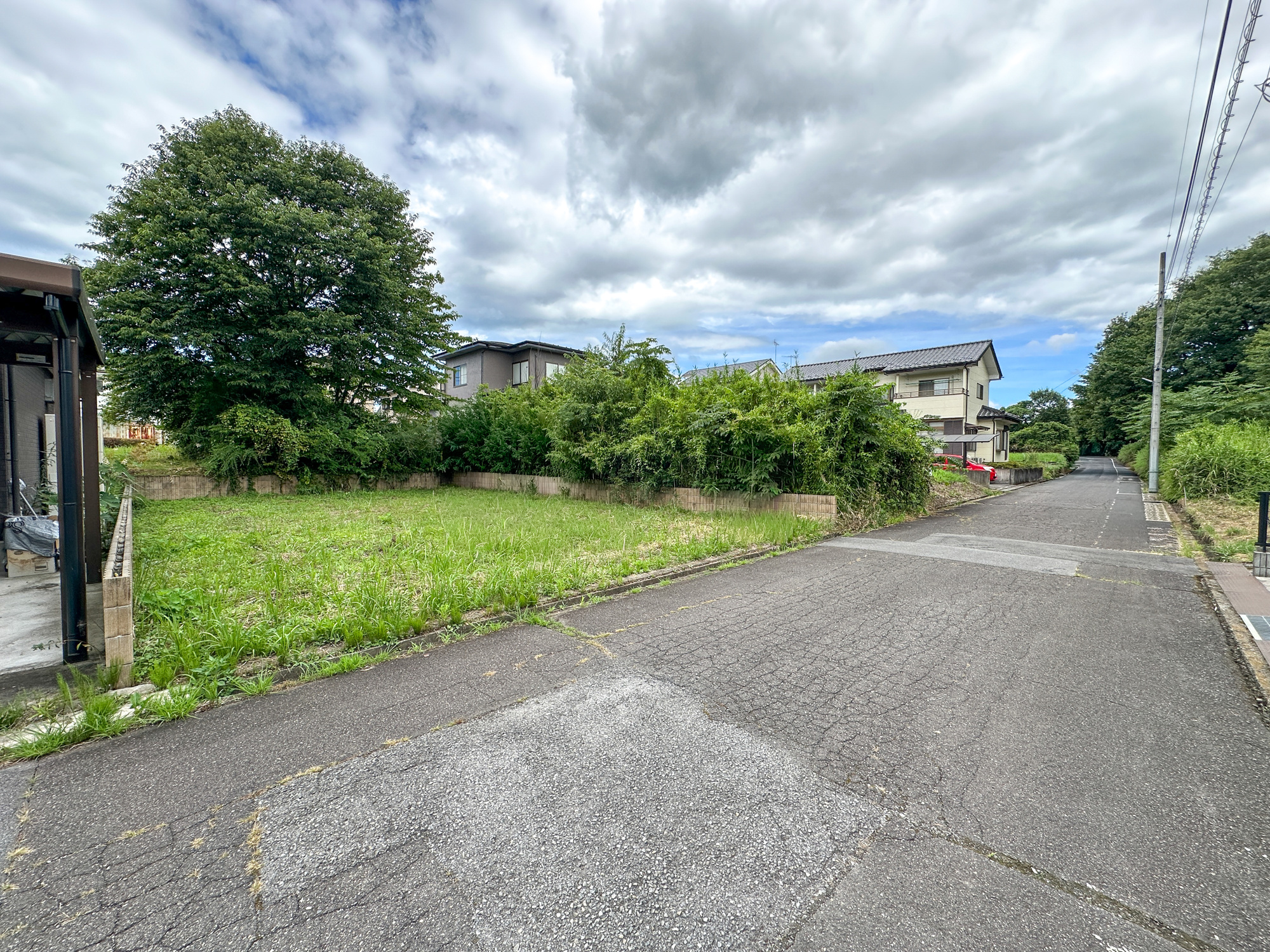 日光市板橋の新築一戸建の前面道路含む現地写真|閑静な住宅地で子育て家族にピッタリ。毎日のお散歩も快適な緑に恵まれたエリアで、自然に包まれた穏やかな暮らしを実現するための、ゆとりある住環境が整っています。

