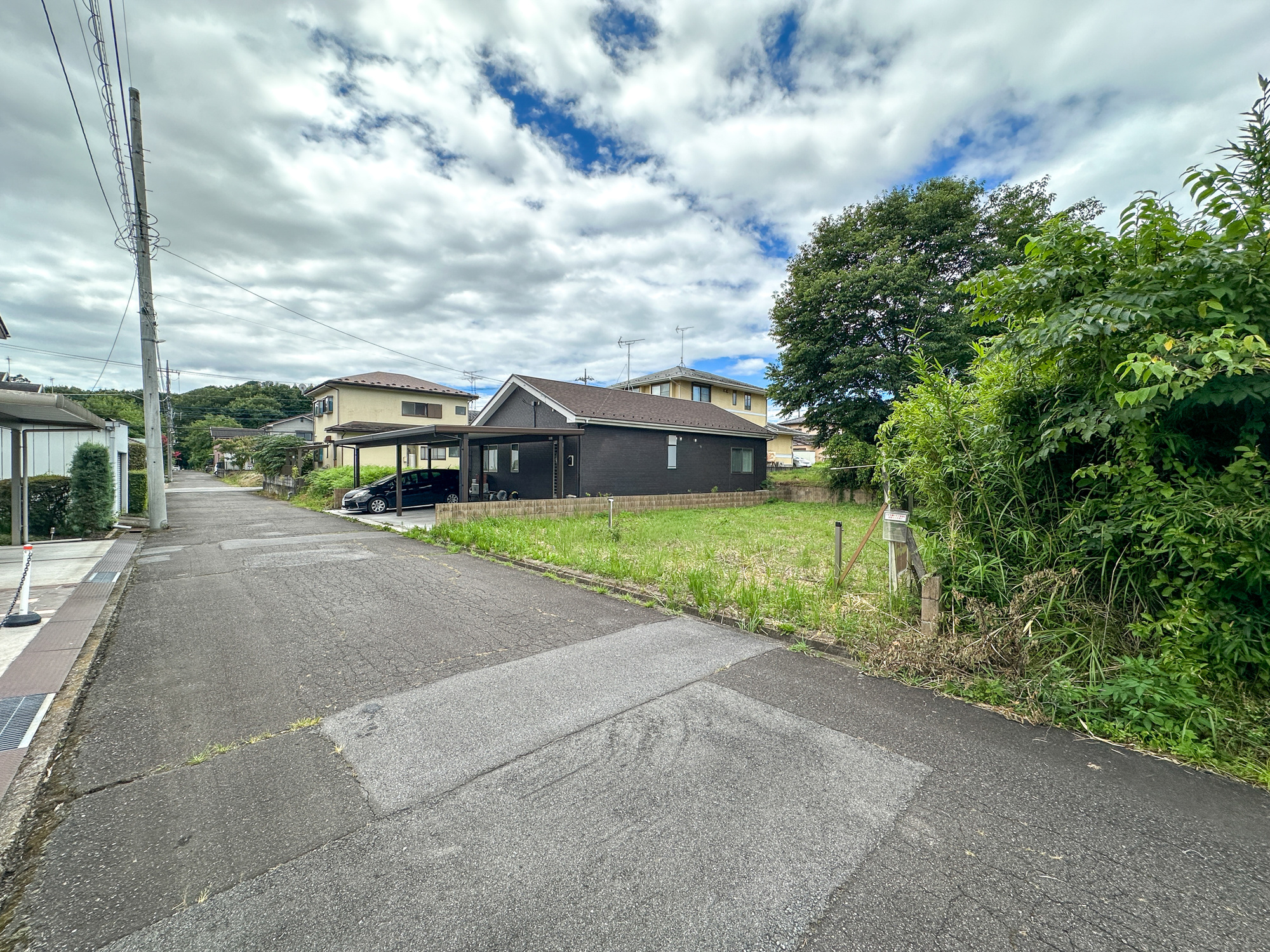日光市板橋の新築一戸建の前面道路含む現地写真|低層の一戸建てを中心とした街並みが整然と続き、周辺は高い建物が建っていないので、採光や開放性に恵まれ、空が広く緑の多い閑静な趣を感じる環境です。

