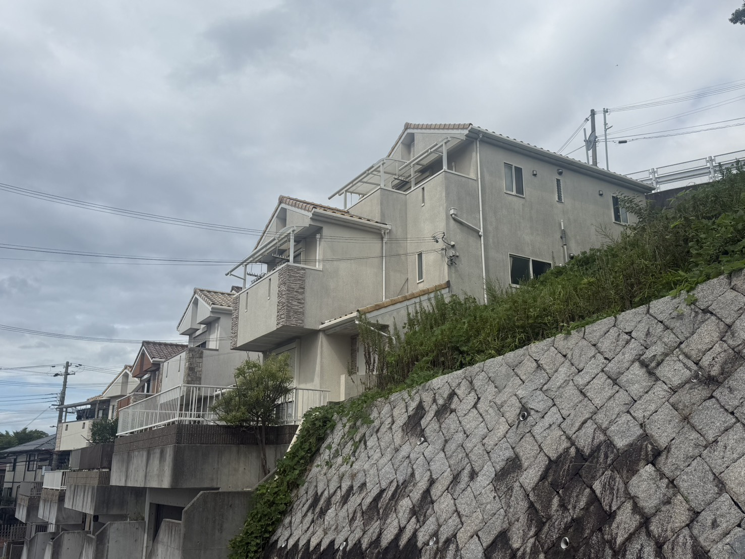 桃山台1丁目戸建の前面道路含む現地写真
