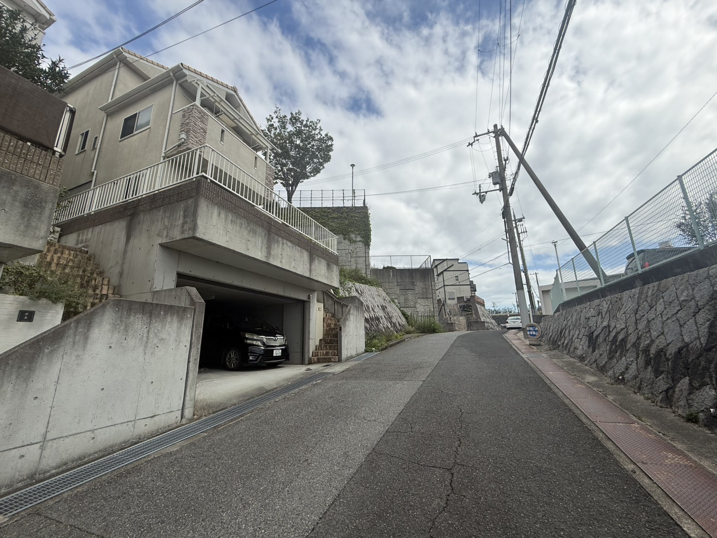 桃山台1丁目戸建の前面道路含む現地写真
