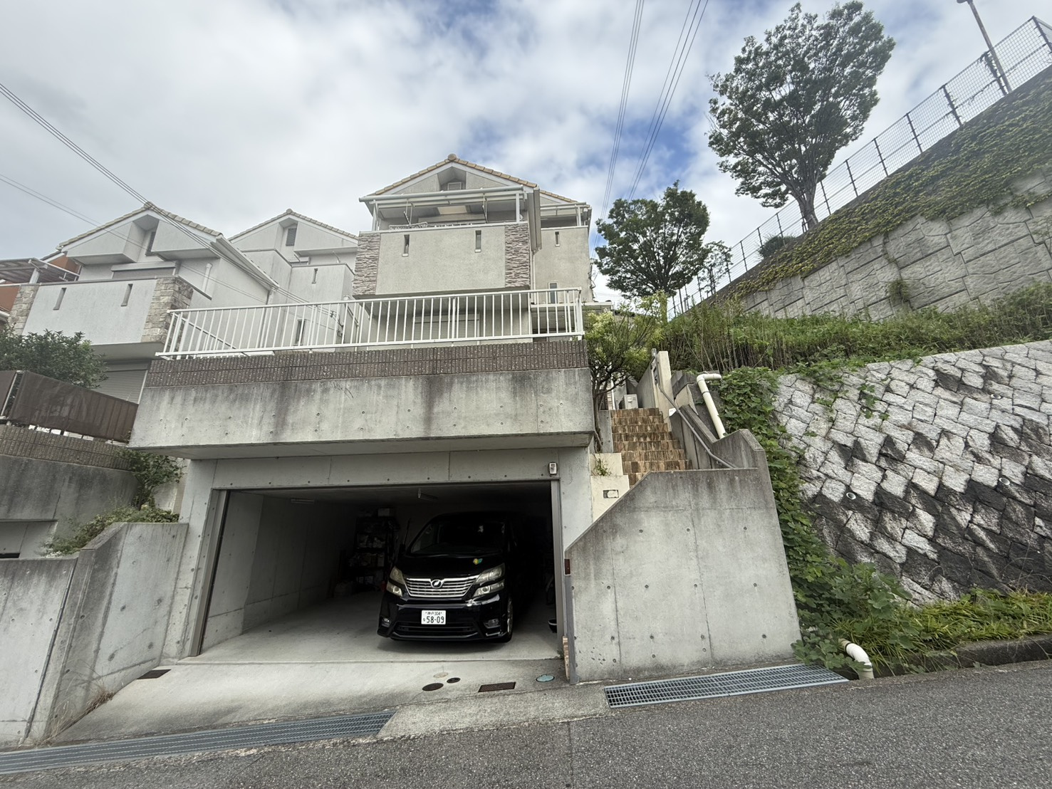 桃山台1丁目戸建の前面道路含む現地写真