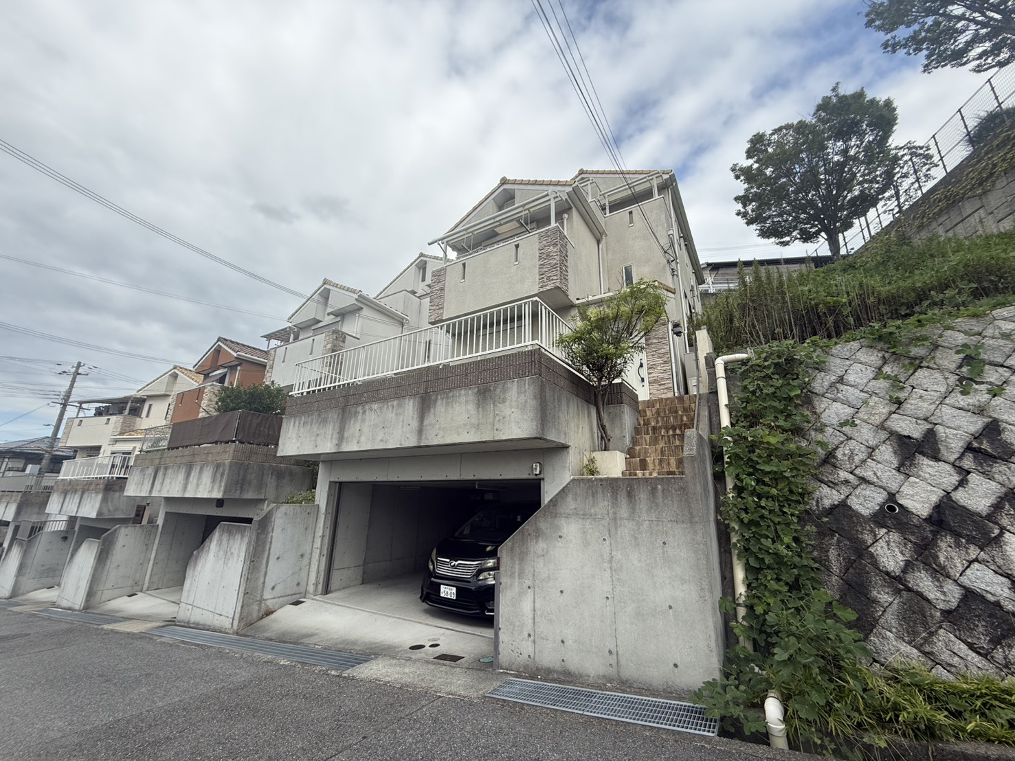 桃山台1丁目戸建の前面道路含む現地写真