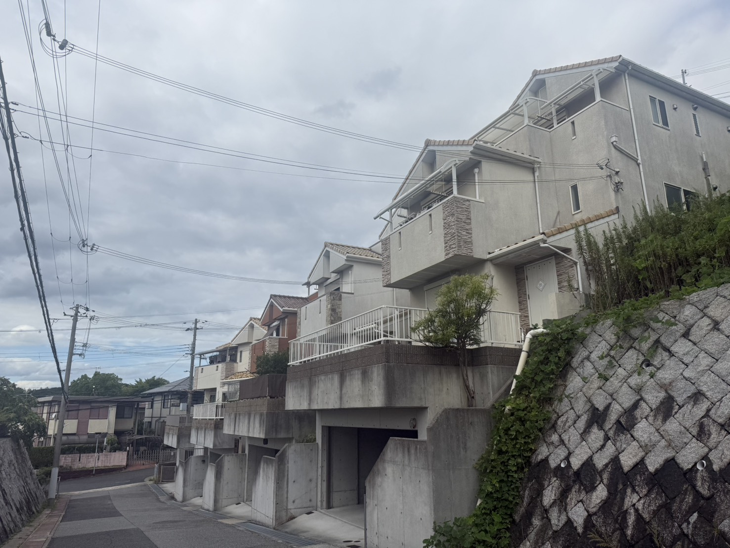 桃山台1丁目戸建の前面道路含む現地写真