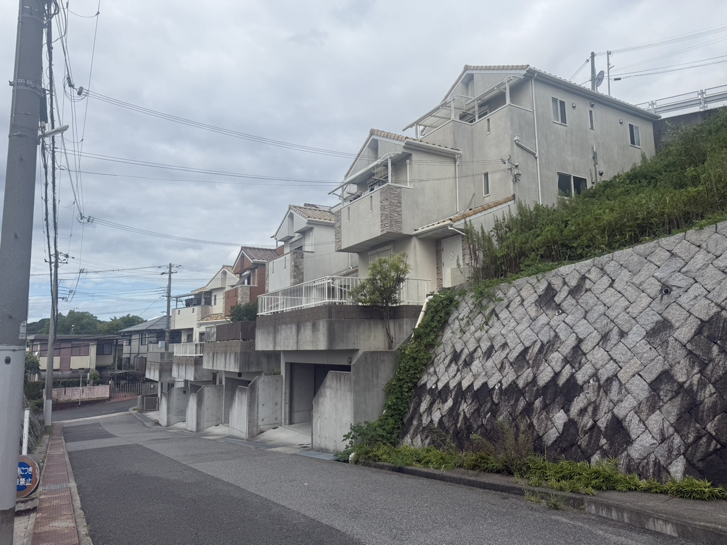 桃山台1丁目戸建の前面道路含む現地写真