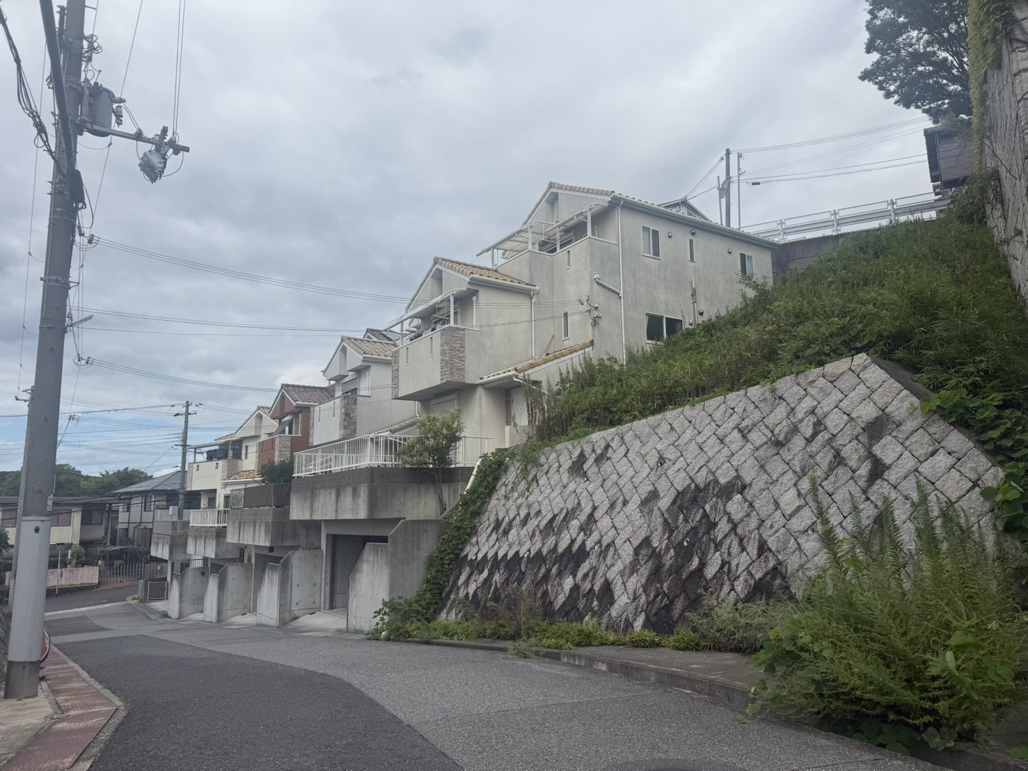 桃山台1丁目戸建の前面道路含む現地写真