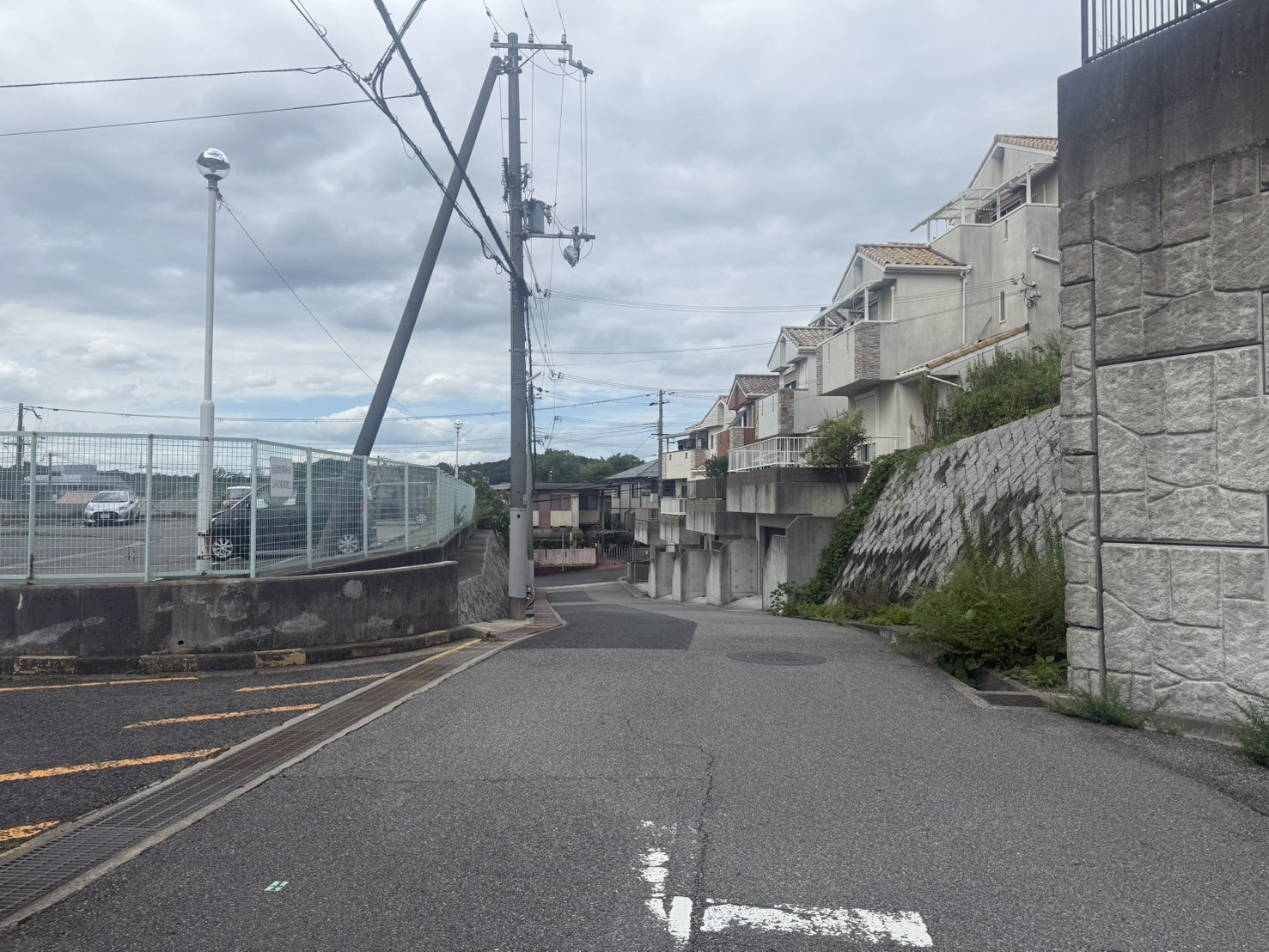 桃山台1丁目戸建の前面道路含む現地写真