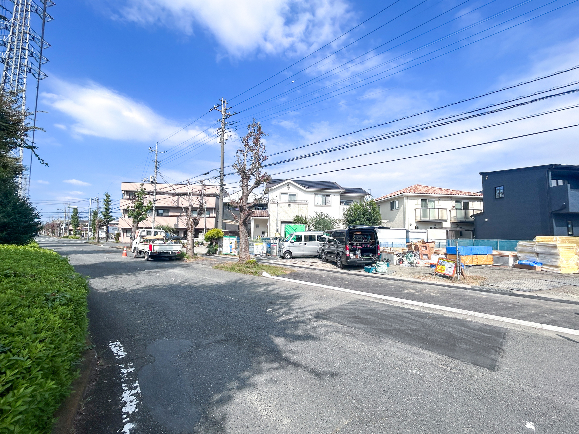 高崎市中居町4丁目　新築住宅全2棟の前面道路含む現地写真|低層の一戸建てを中心とした街並みが整然と続き、周辺は高い建物が建っていないので、採光や開放性に恵まれ、空が広く緑の多い閑静な趣を感じる環境です。

