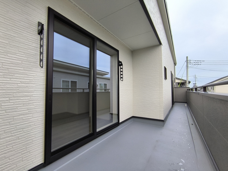 【バルコニー】2部屋にまたがるワイドなバルコニーは、南向きにつき日当たり良好！一部インナータイプのため、突然の雨でも安心かもしれませんね♪