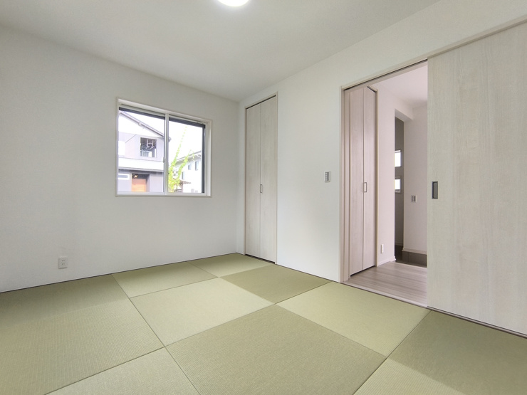 【和室】6帖の和室は、玄関からもリビングからもアクセス可能なため、ドアの開け閉めで使い方を切り替え可能で便利♪キッチンから見渡せるので、子育て世帯でも安心ですね！