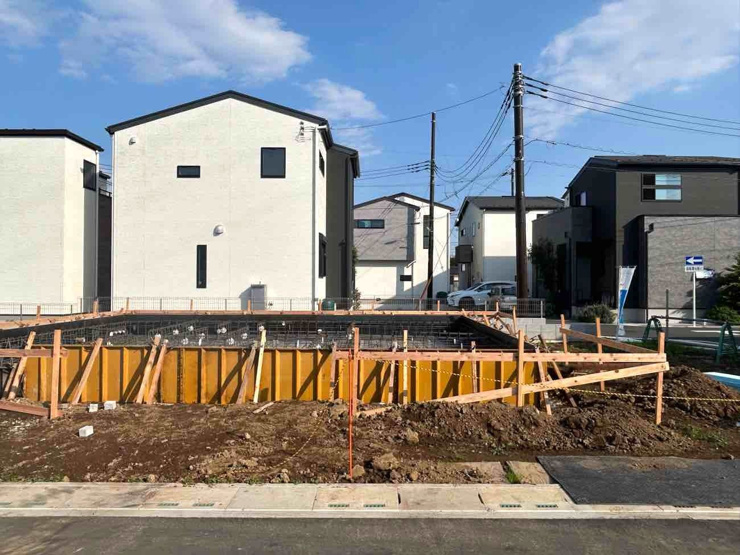 北西から