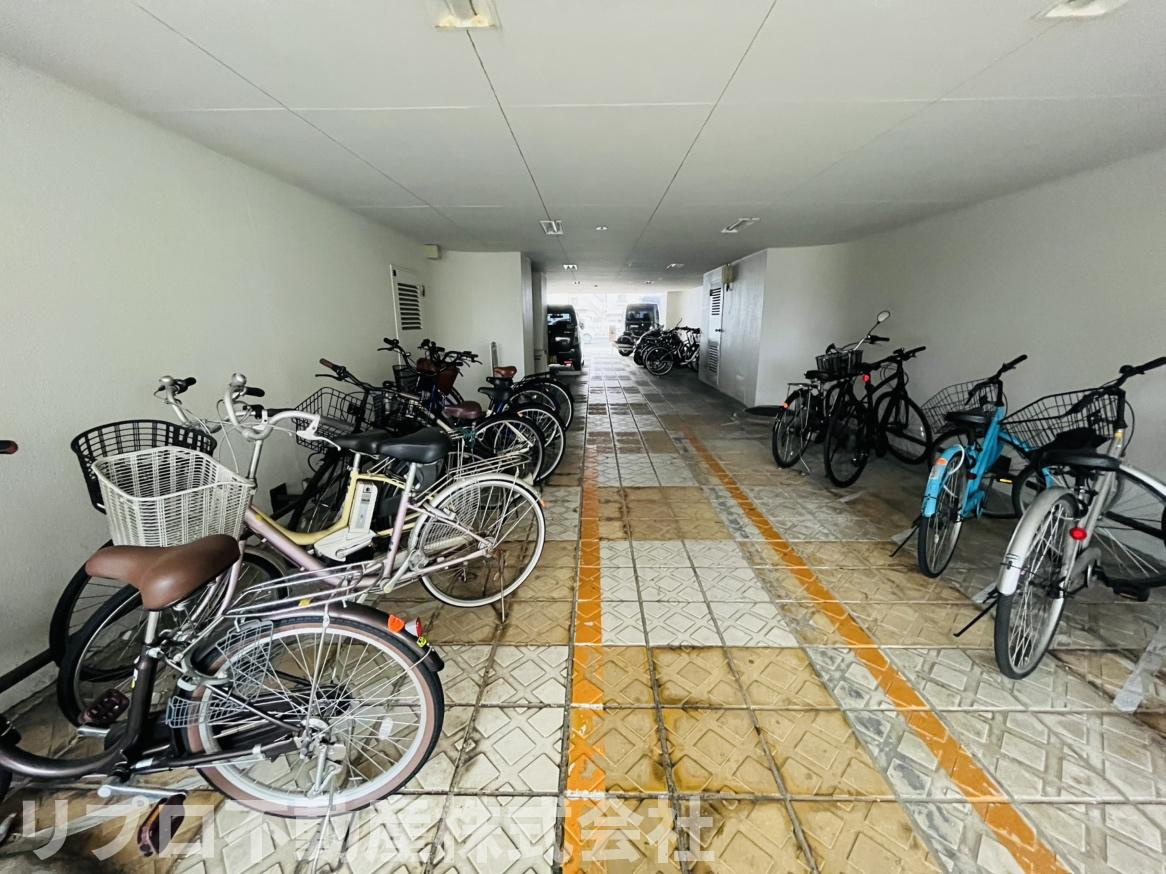 シャンボール新松戸の駐輪場|屋根のある部分に駐輪場があり安心です
