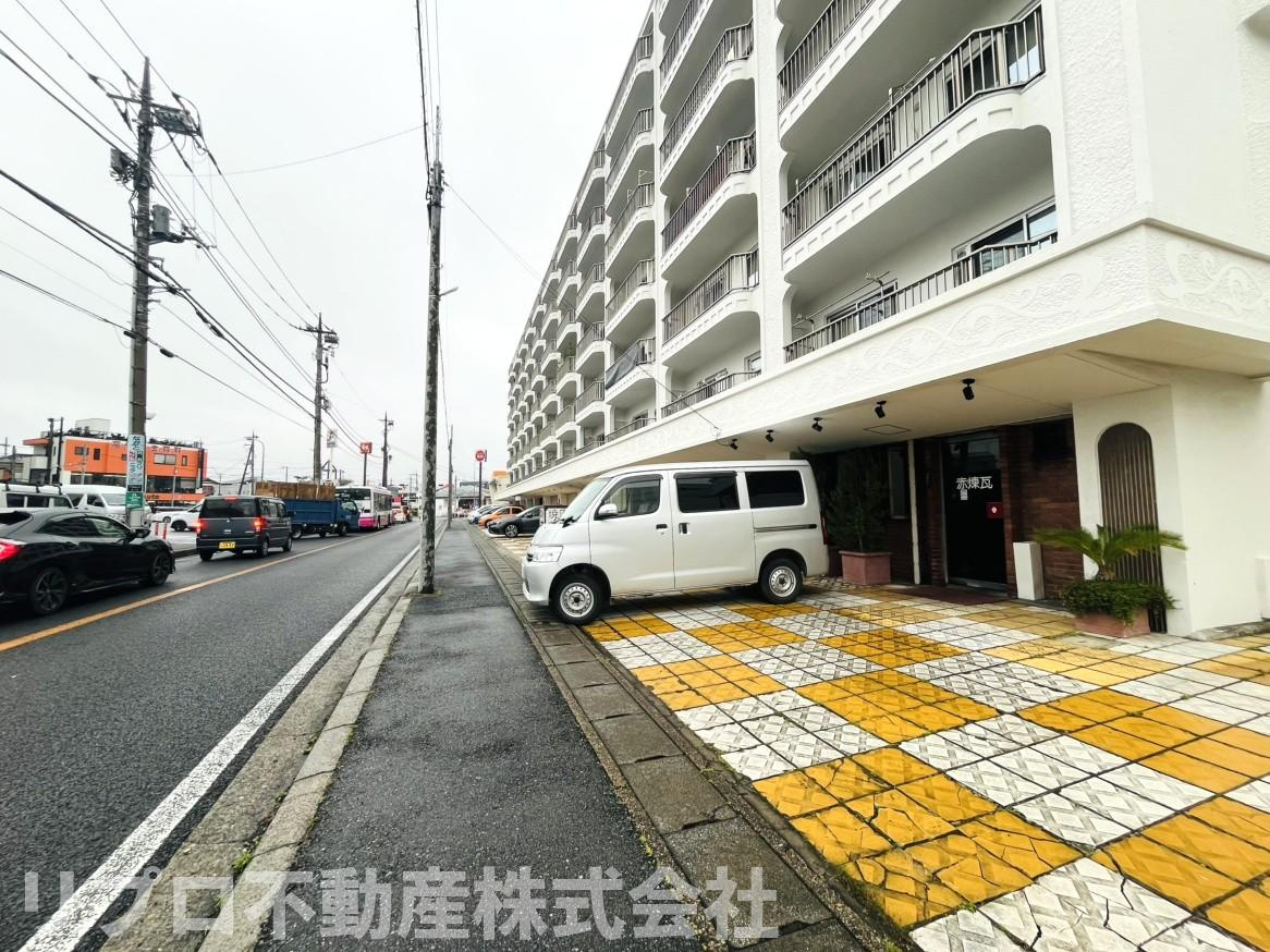 シャンボール新松戸の現況写真|１階に店舗などがある７階建てマンションです
