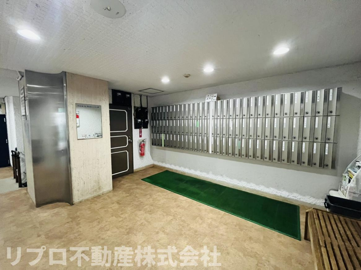 シャンボール新松戸の設備|１階エントランス内に郵便ポストがあります