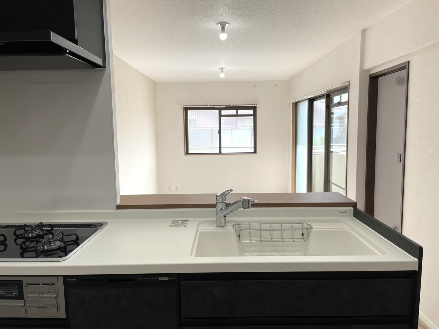 芦屋伊勢町ハウスのキッチン|対面キッチンでお料理しながらご家族とも会話も弾みます。