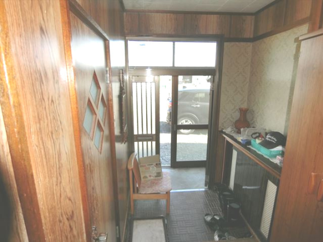 伊達市末永町125-34　中古住宅の玄関