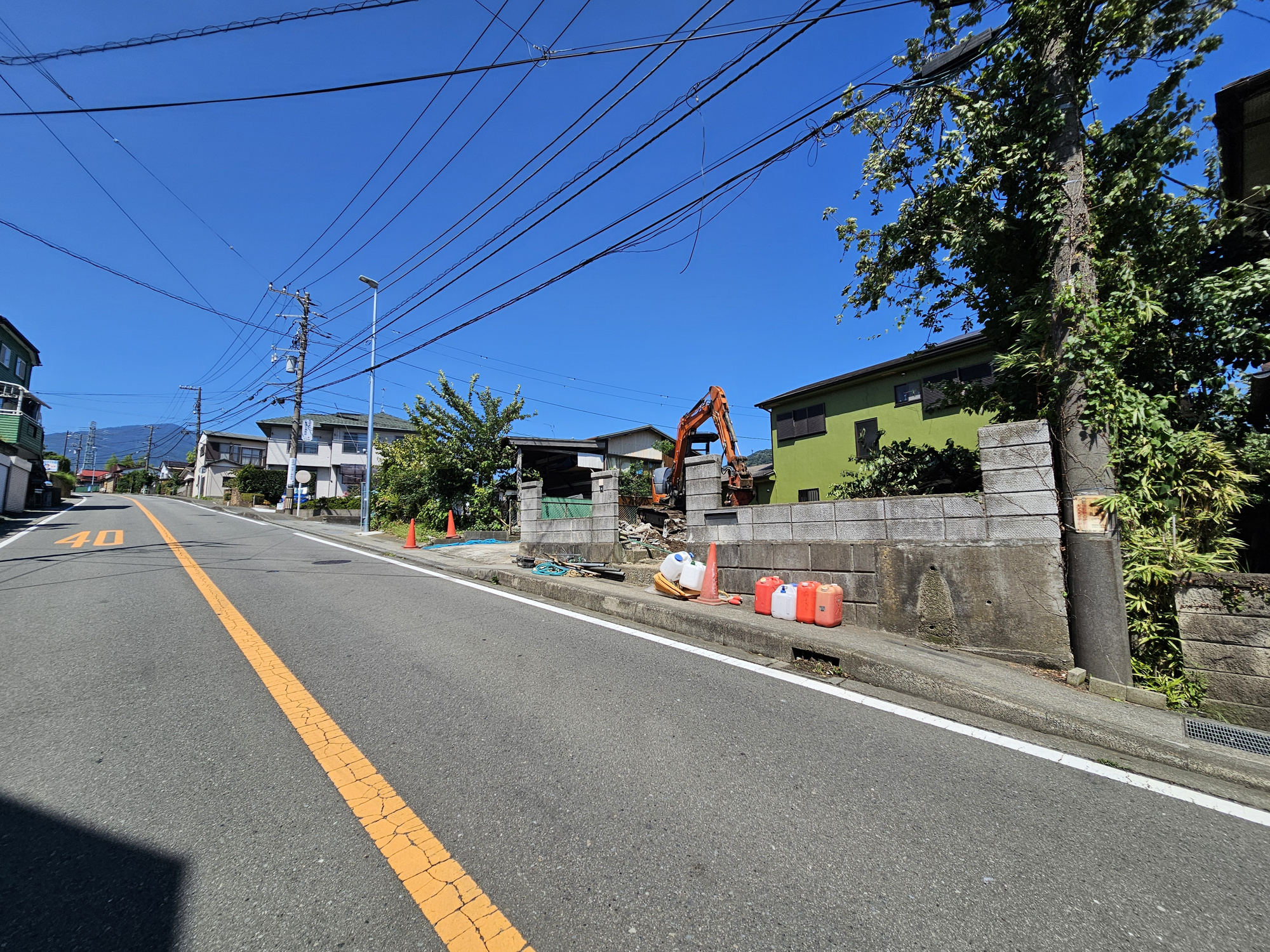 南向きで明るいLDK◆WIC・SIC・ユーティリティルーム◆～名古木　新築戸建～の前面道路含む現地写真|南～東のL字バルコニーが魅力的！2面バルコニーで陽当り・通風良好です。WIC+SIC+全居室収納で収納もたっぷり◎ぜひお気軽にお問い合わせください。