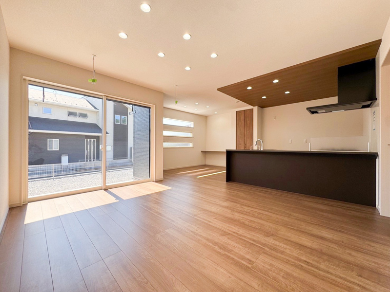 《4号棟洗面室【設備画像：エポック（トクラス）】》ボウルとの一体型成形で継ぎ目のないハイバックガードと壁出し水栓で、汚れがたまりにくく、毎日のお手入れが簡単！