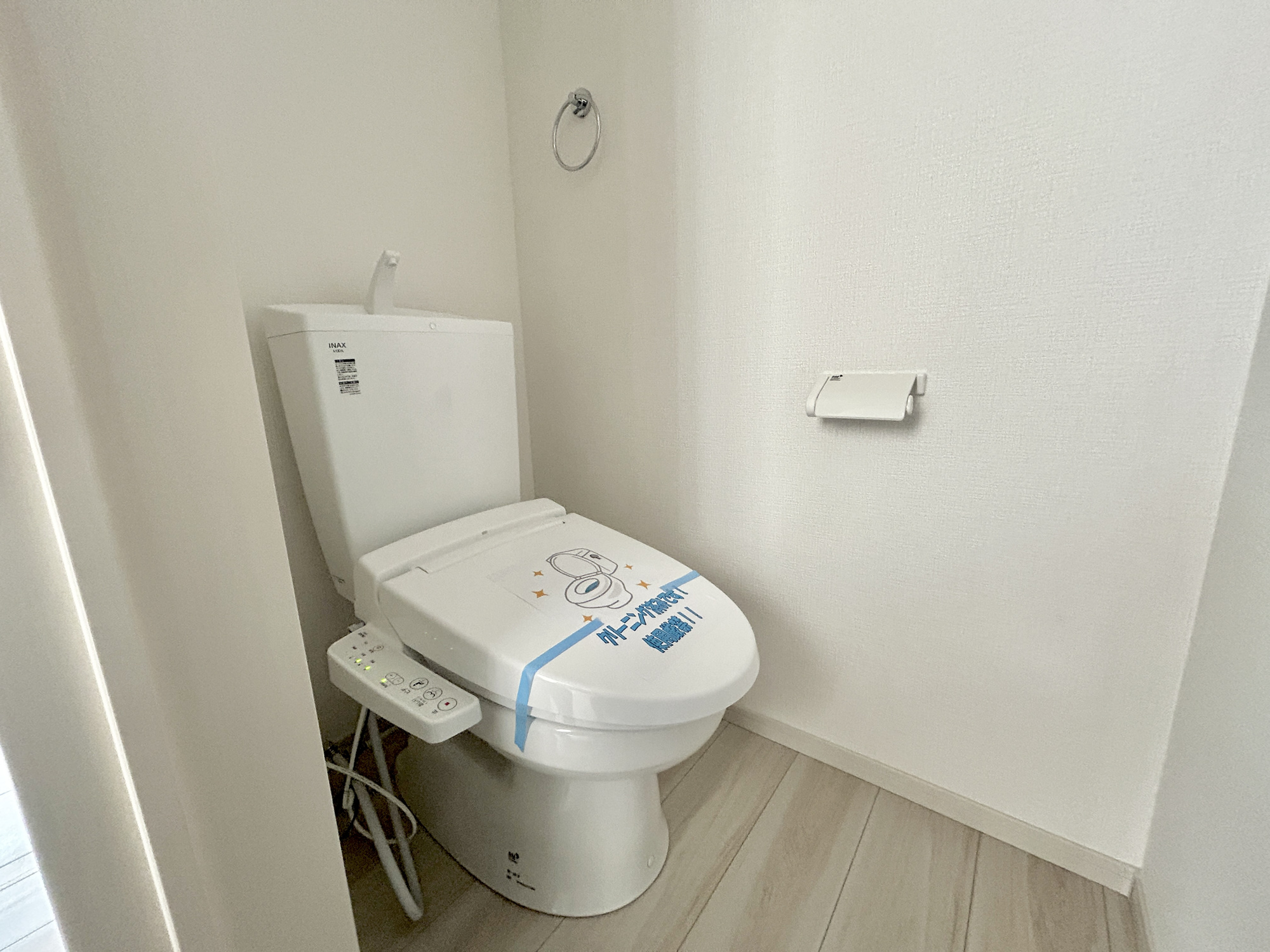前橋市北代田町1期　新築住宅全3棟のトイレ|節水型でエコなトイレには、今では当たり前の洗浄付き。便座を温める機能もついていて、居心地良くてトイレから出られなくなるかも！