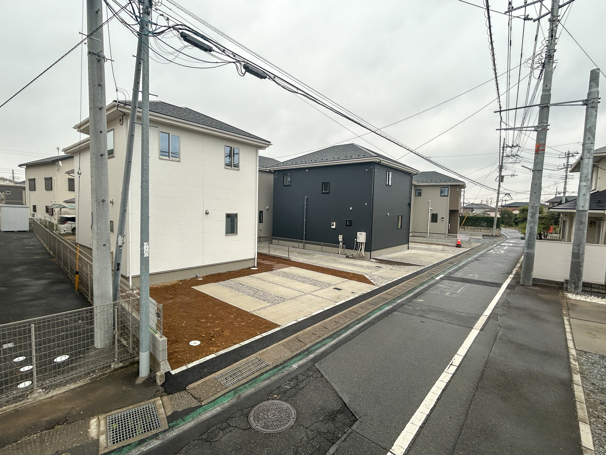 前橋市北代田町1期　新築住宅全3棟の前面道路含む現地写真|低層の一戸建てを中心とした街並みが整然と続き、周辺は高い建物が建っていないので、採光や開放性に恵まれ、空が広く緑の多い閑静な趣を感じる環境です。

