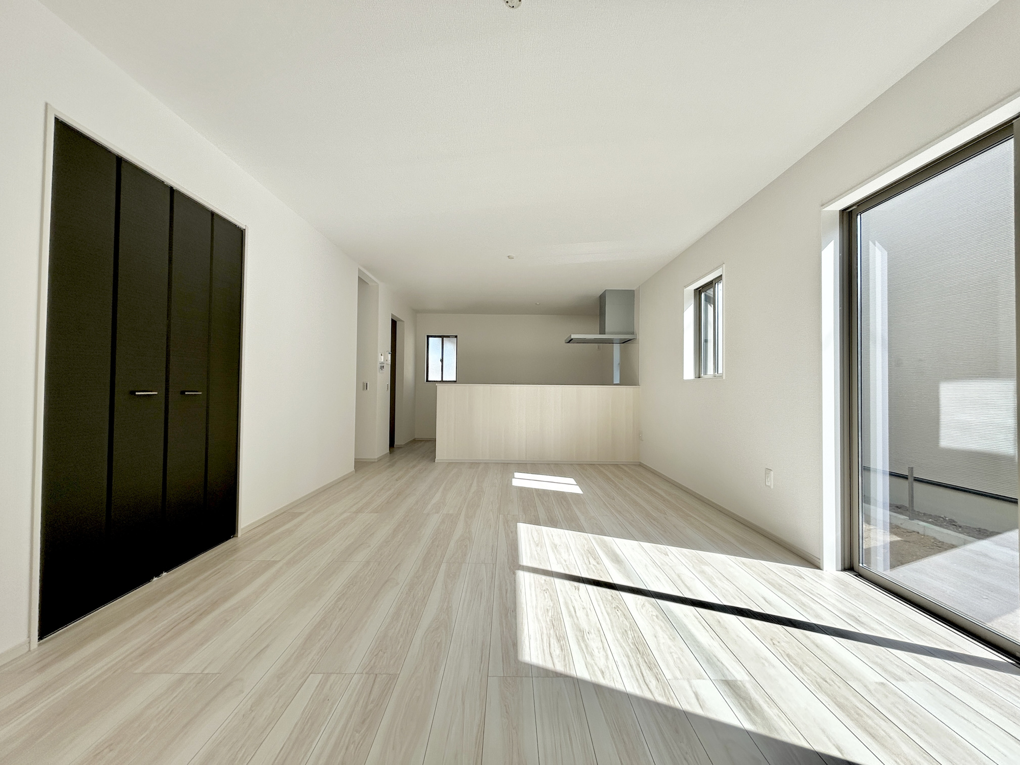 前橋市北代田町1期　新築住宅全3棟の居間・リビング|南向きに大きく開いた窓からは、明るい陽射しが射し込みます。
爽やかな風が吹き抜ける心地良いリビングには、自然と家族が集まります。

