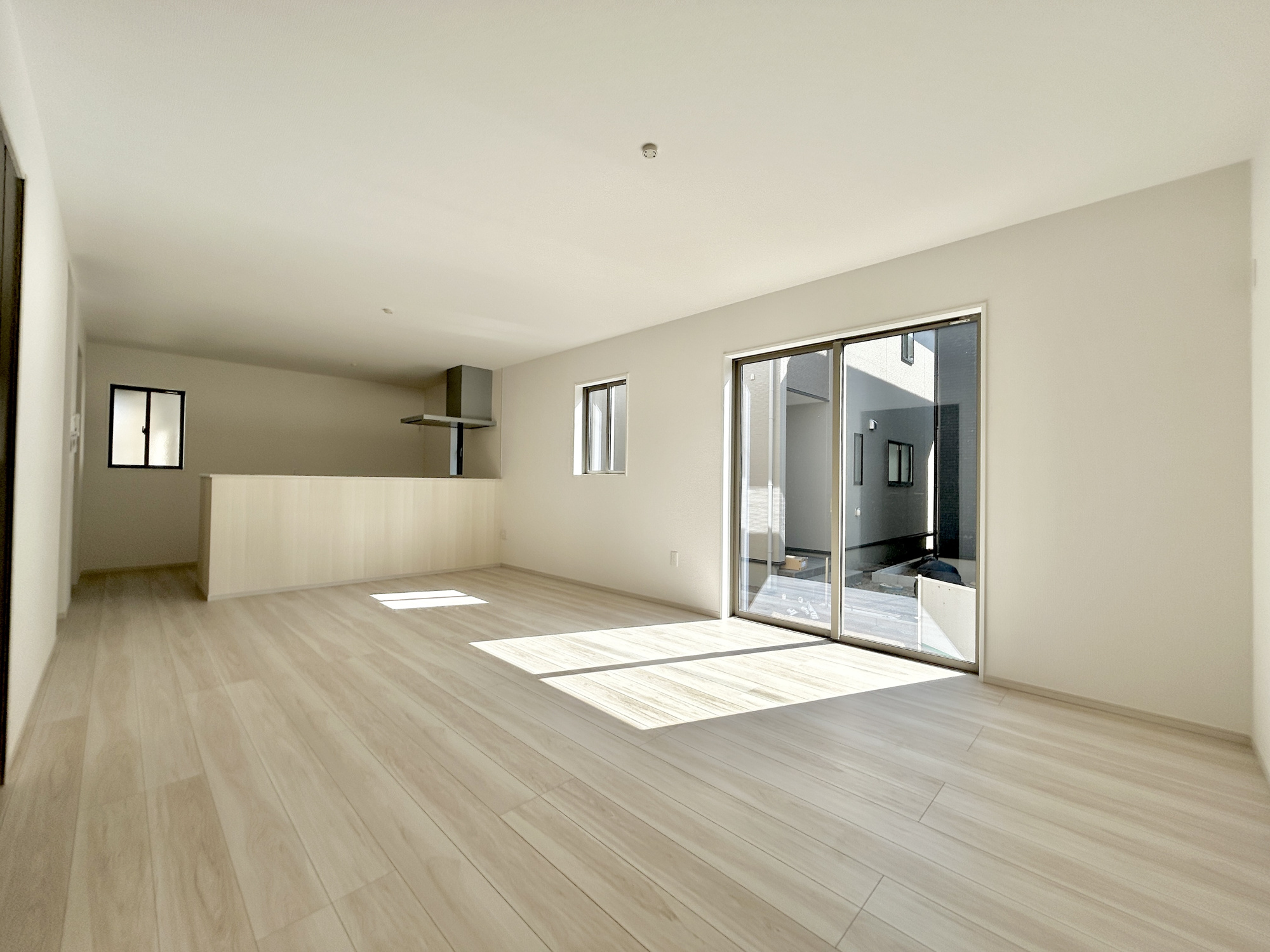 前橋市北代田町1期　新築住宅全3棟の居間・リビング|室内にいても、たっぷりの陽光と爽やかな風を感じて頂ける、開放感あふれるリビングです。
ご家族と穏やかに過ごす、心地の良い時間が流れます。