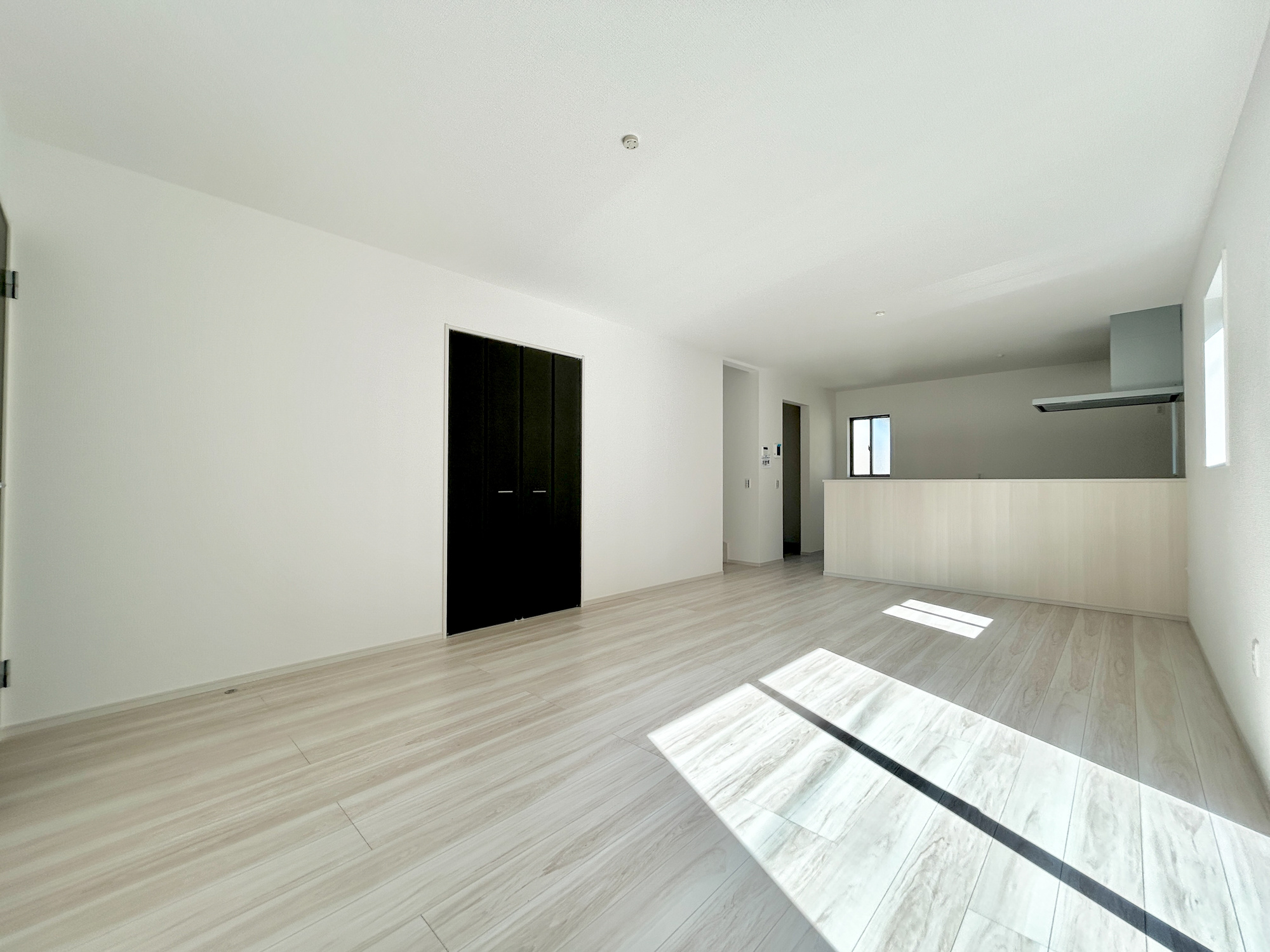 前橋市北代田町1期　新築住宅全3棟の居間・リビング|オープンな空間を生み出す、こだわりの広がりとゆとり。家族と過ごす時間を大切にしたい方にぴったりの明るくゆとりある住空間です。南側の窓からの日差しがリビングの隅々までしっかりと届きます！ 