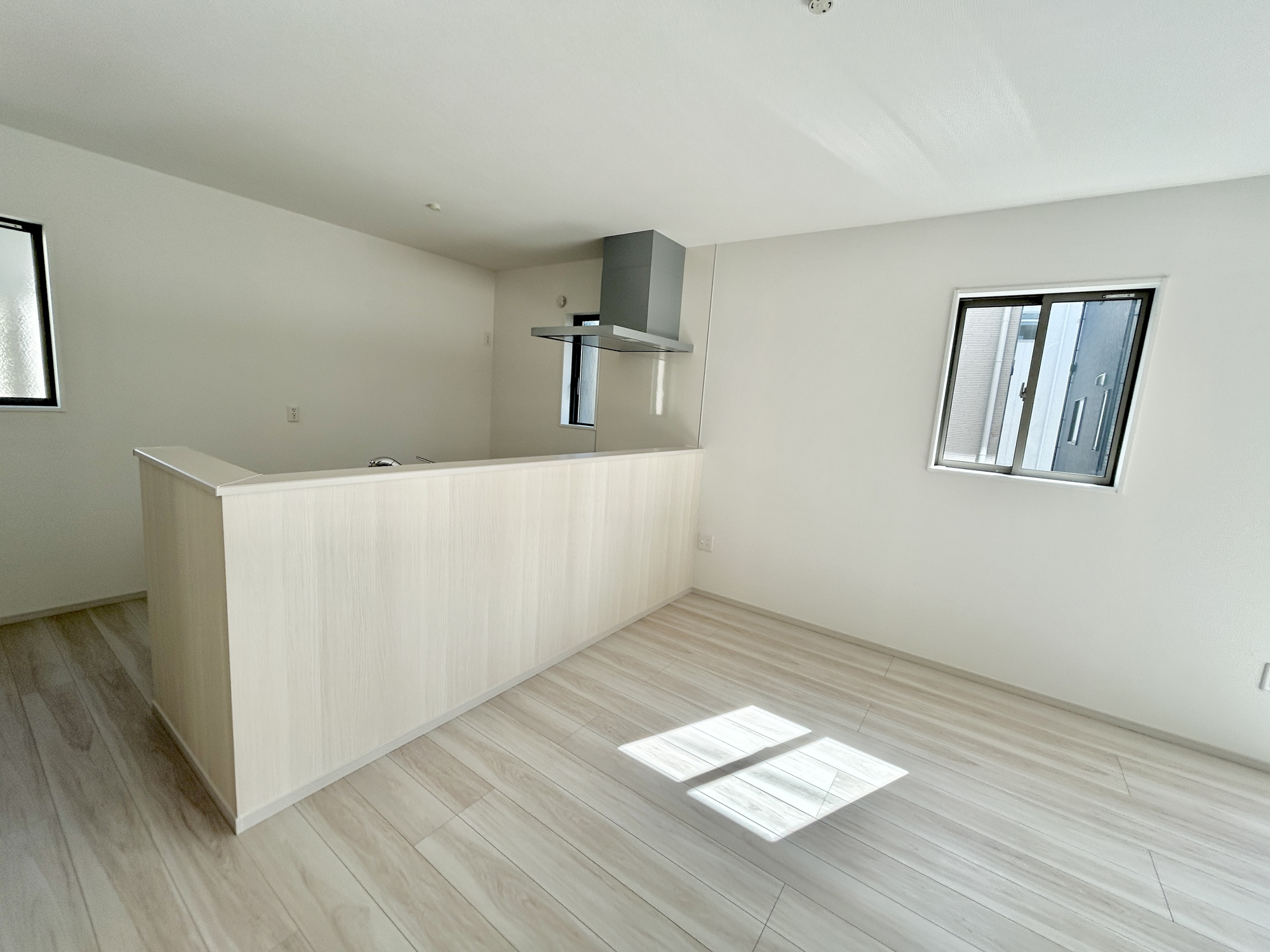 前橋市北代田町1期　新築住宅全3棟の居間・リビング|ここにはみんなが集い、食事と楽しい会話が始まる。話に夢中になりすぎて、ついつい時を忘れてしまう。そんな束の間の幸せを感じさせてくれる場所。