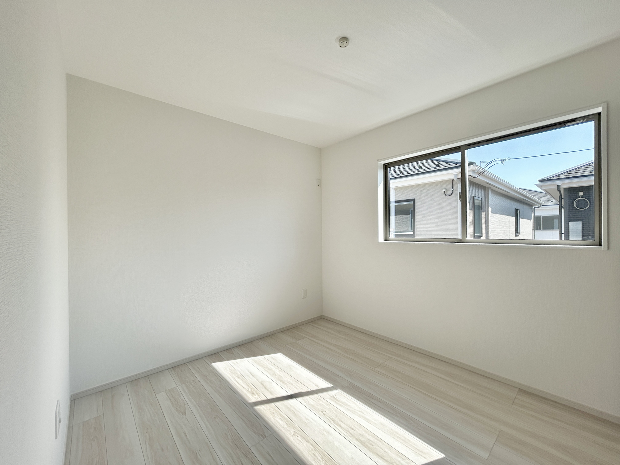 前橋市北代田町1期　新築住宅全3棟の洋室|木目のフローリングが暖かみのある室内に。明るい寝室で心地のいい朝を迎えられそう。