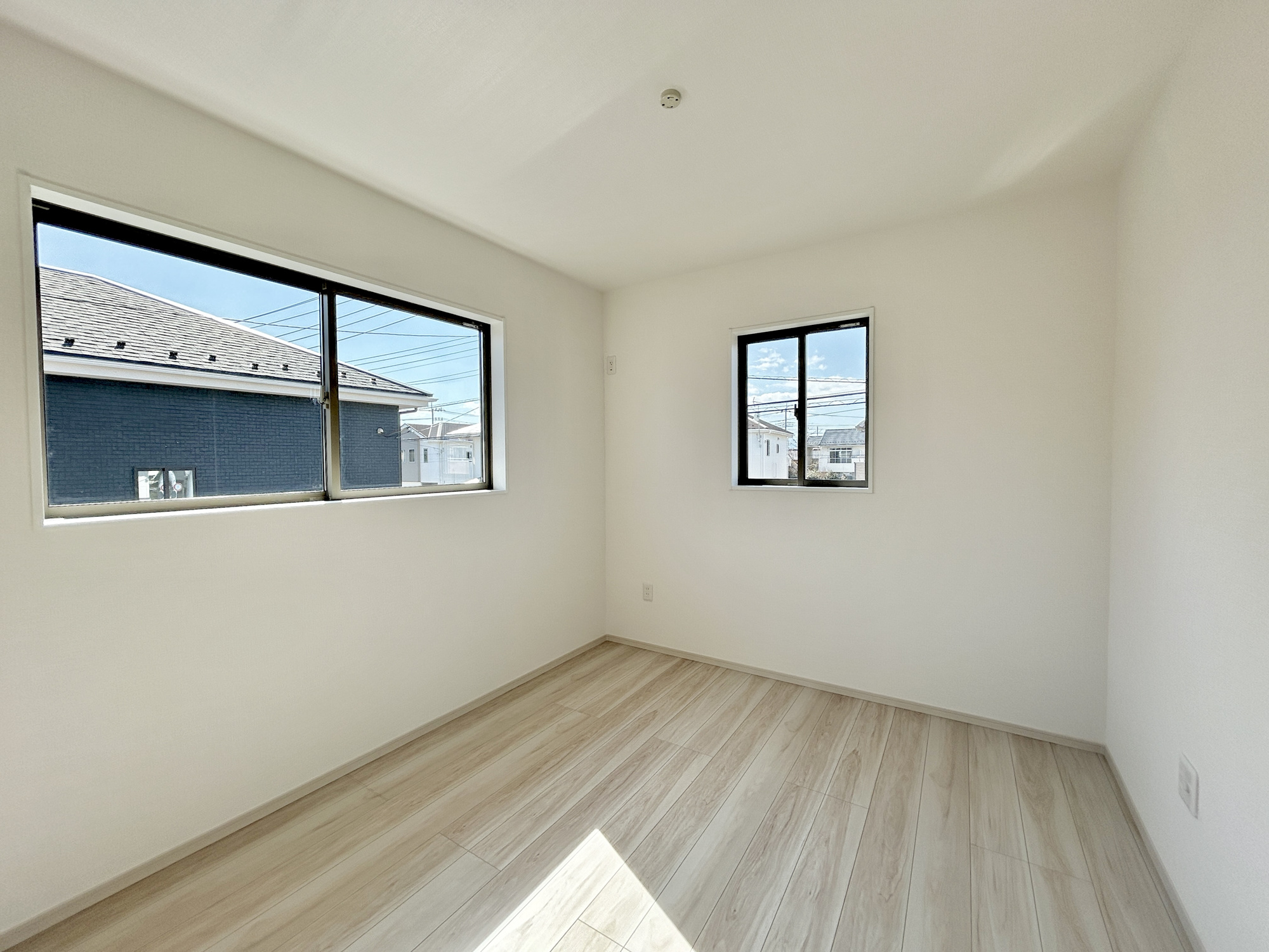 前橋市北代田町1期　新築住宅全3棟の子供部屋|家族一人ひとりの大切なプライベート空間。趣味に合わせて使って頂けるようシンプルに仕上げてあります。暮らし心地を大きく左右する収納を、適材適所に配置し使い勝手を考慮しました。