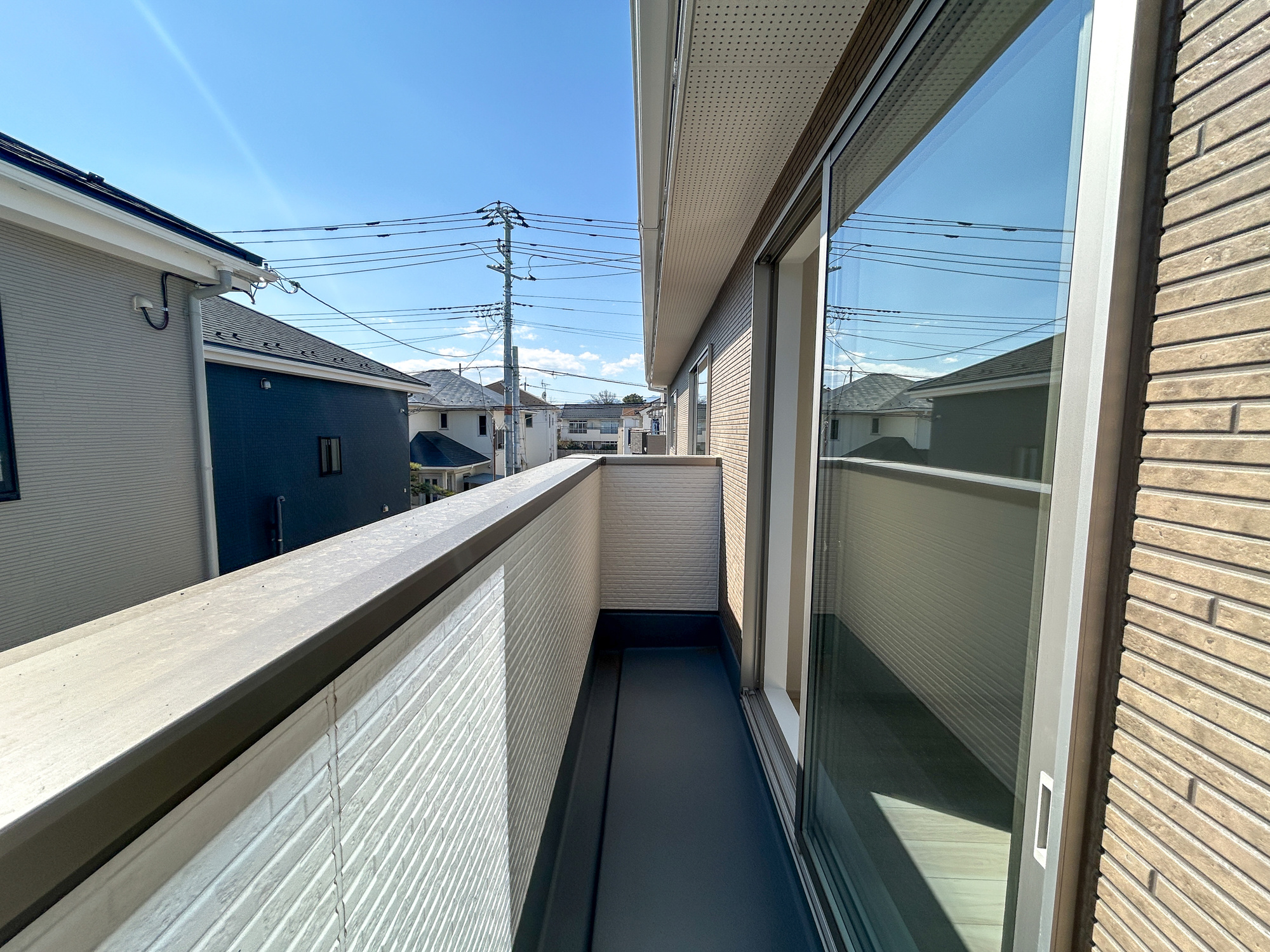 前橋市北代田町1期　新築住宅全3棟のバルコニー|開放的なバルコニーは見晴らしもよく、太陽の温かな温もりをめいっぱい受け止めてくれます。太陽の光と爽やかな風を受けたお洗濯物はあっという間に乾き、取りこむ時には太陽の匂いを感じられそうですね。