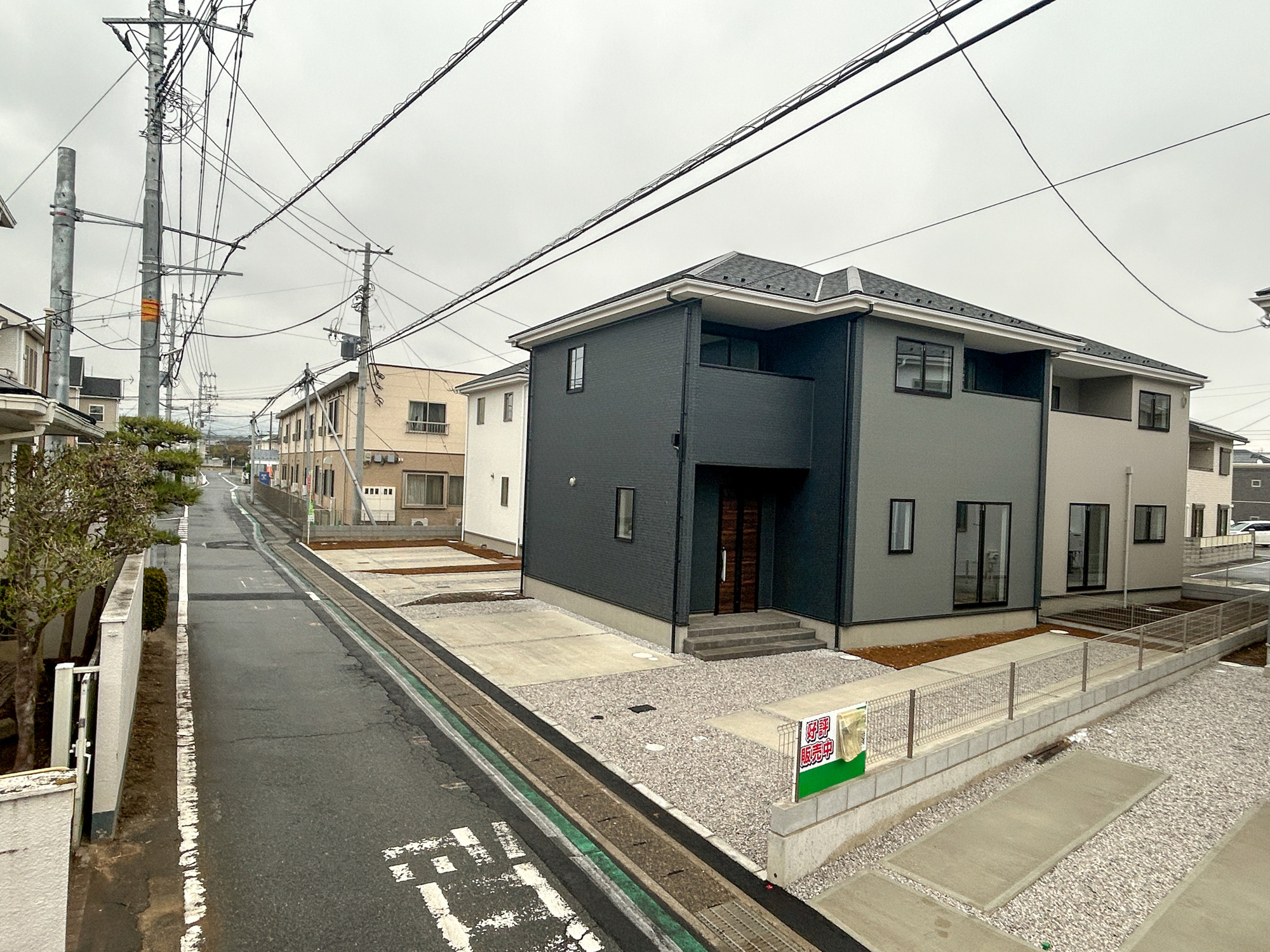 前橋市北代田町1期　新築住宅全3棟の前面道路含む現地写真|閑静な住宅地で子育て家族にピッタリ。毎日のお散歩も快適な緑に恵まれたエリアで、自然に包まれた穏やかな暮らしを実現するための、ゆとりある住環境が整っています。

