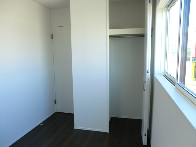 洋室北側4.62帖。北側でも建物が無く明るいお部屋です。