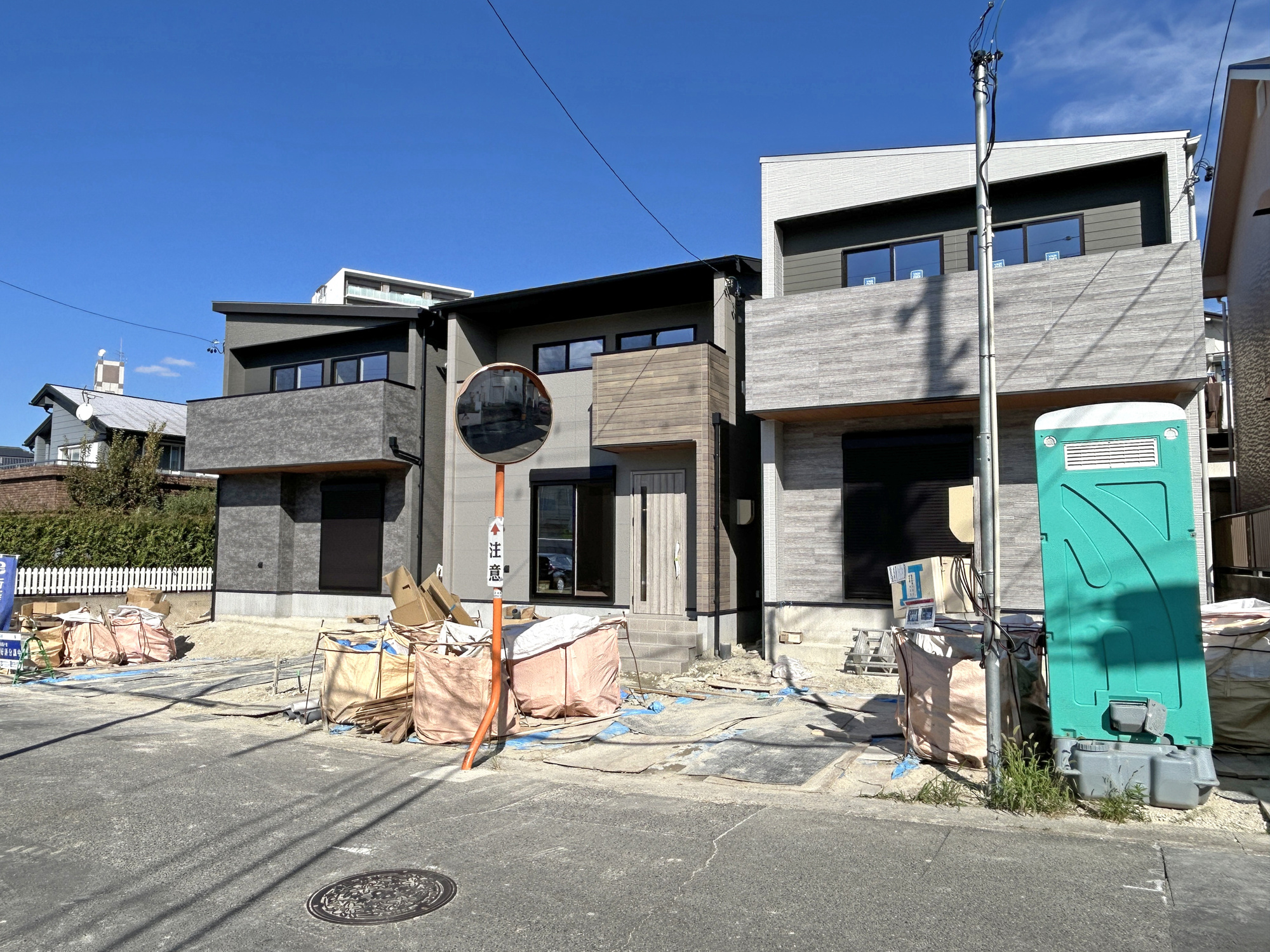 【長久手市長配 3号棟】LDK18.5帖/大容量収納の前面道路含む現地写真|現地（2026.10下旬）撮影　現況：足場が外れました！