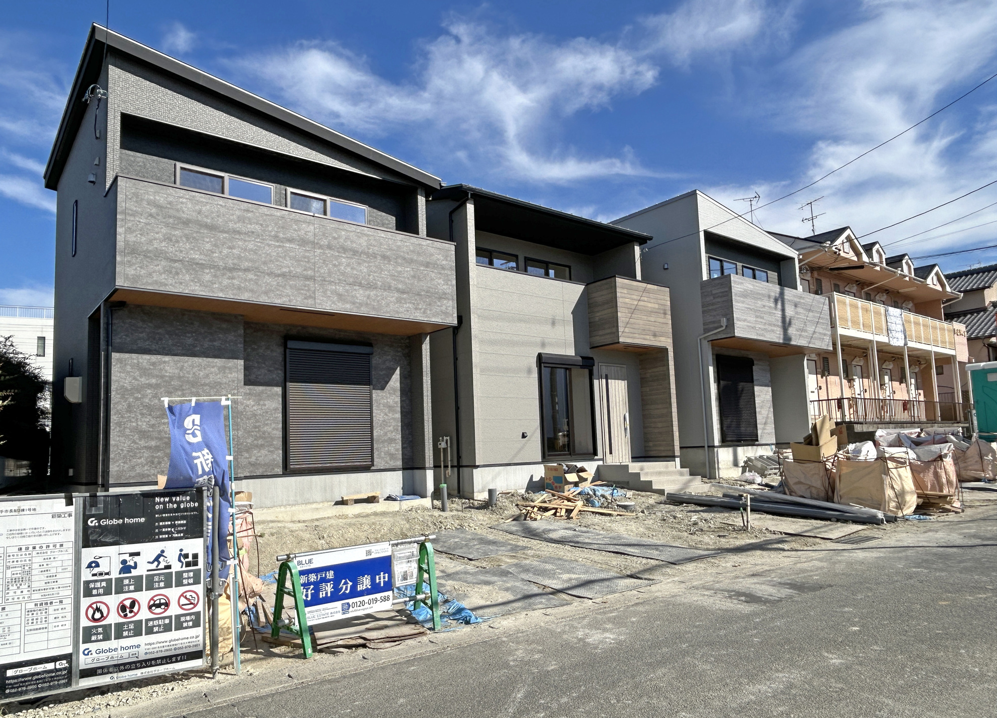【長久手市長配 3号棟】LDK18.5帖/大容量収納の前面道路含む現地写真|現地（2026.10下旬）撮影　現況：足場が外れました！