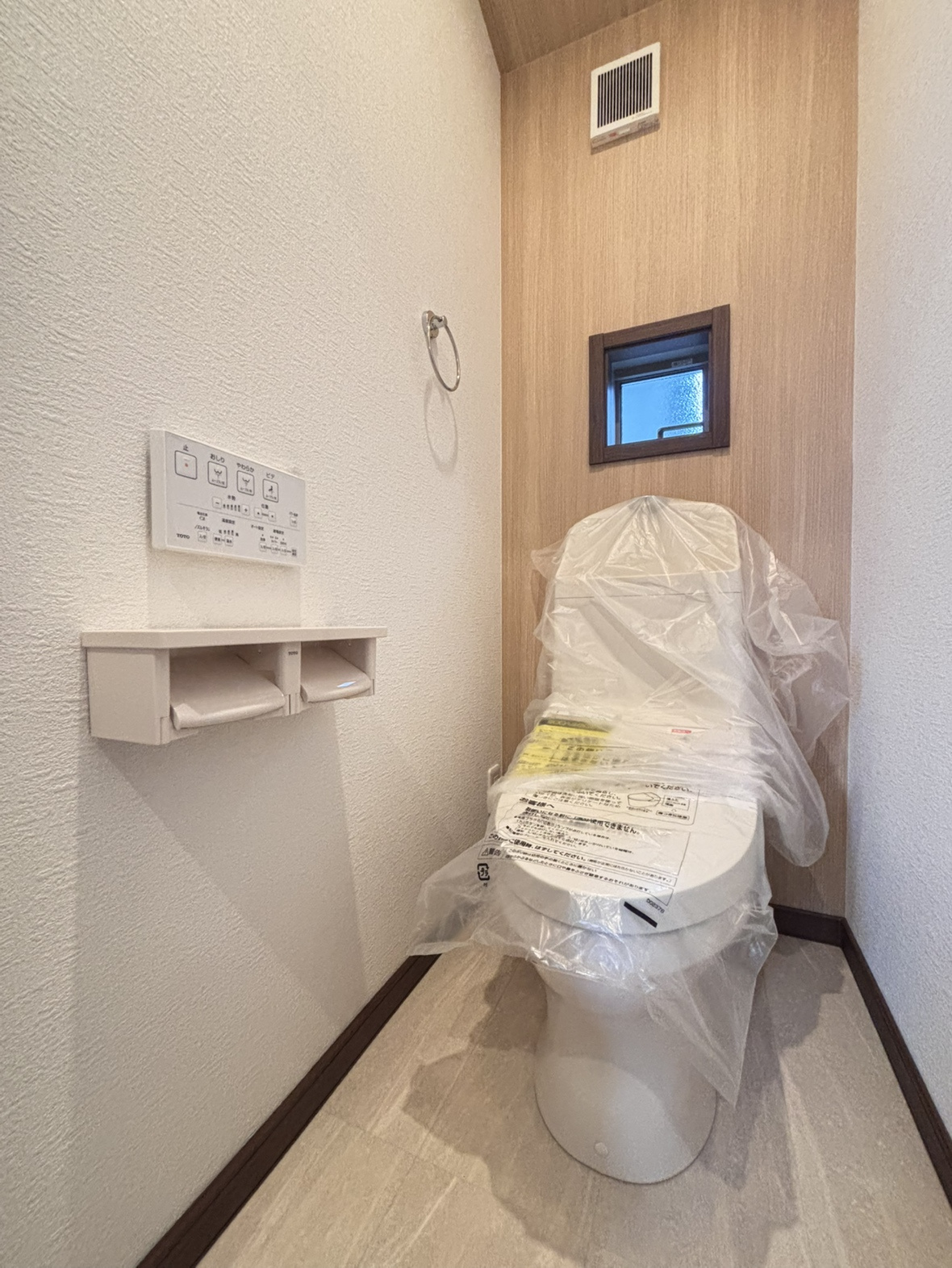 西宮市山口町下山口４丁目新築戸建てのトイレ|◇毎日使うトイレは、清潔感のある落ち着いた空間。快適にお使いいただける、暮らしに欠かせない設備のひとつです。
