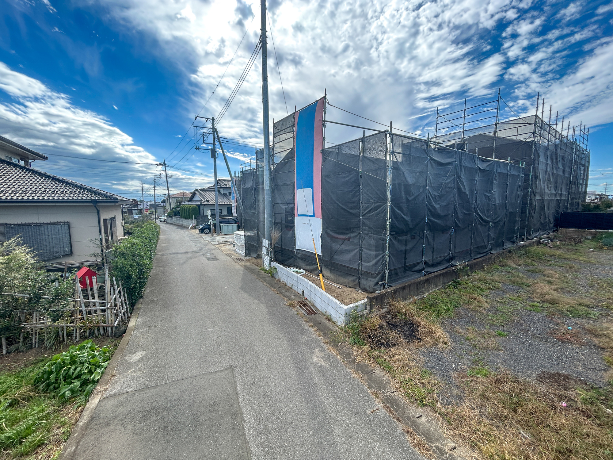 伊勢崎市豊城町第2　新築住宅全6棟の前面道路含む現地写真|低層の一戸建てを中心とした街並みが整然と続き、周辺は高い建物が建っていないので、採光や開放性に恵まれ、空が広く緑の多い閑静な趣を感じる環境です。

