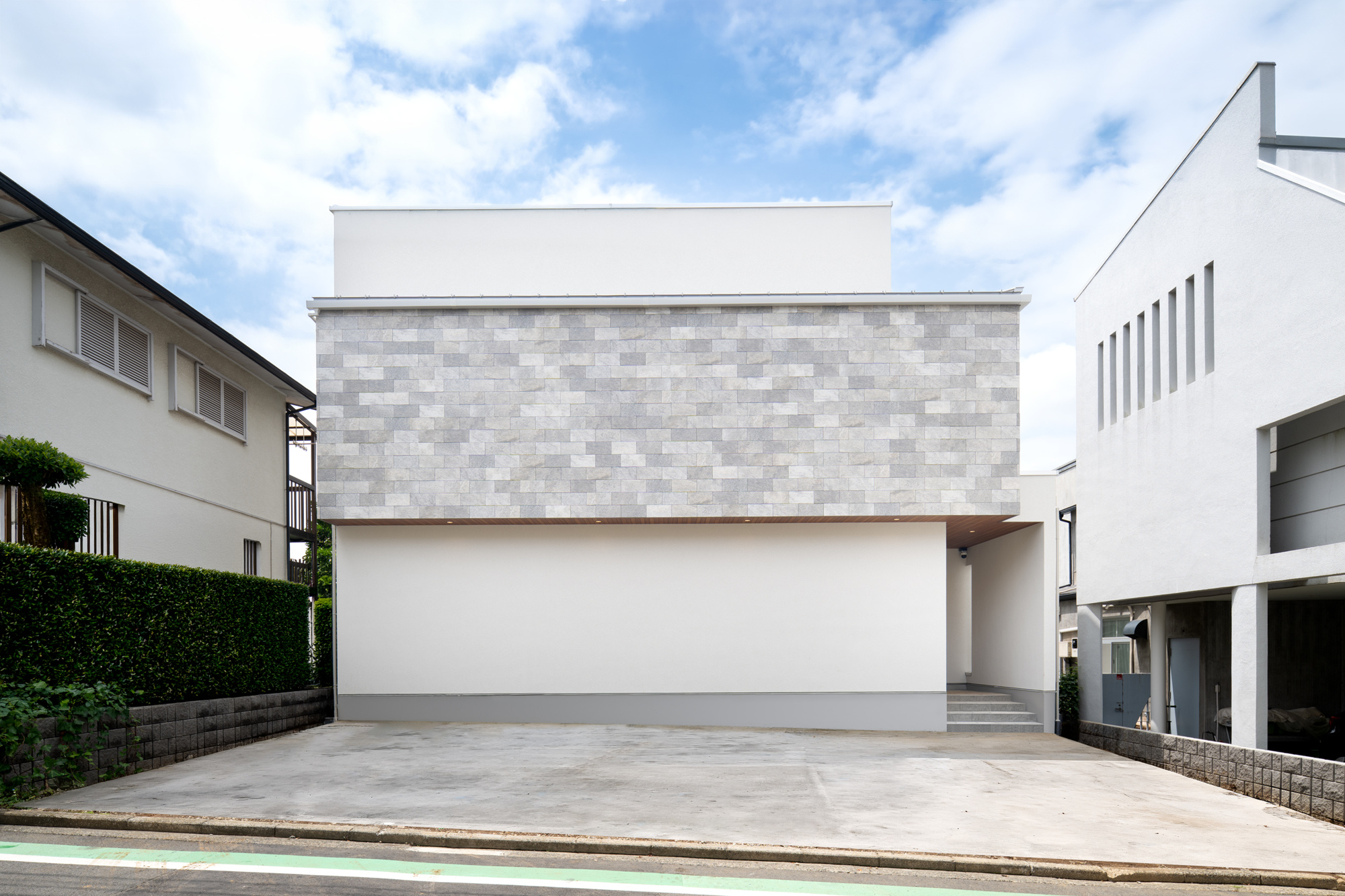 美しが丘に住まうゆとりと質を極めた邸宅◇土地７０坪・建物５５坪◇カースペース並列３台の外観|美しが丘の街並みに美しく映える、モダンで品格漂う佇まい。優雅なデザインと開放的な空間が調和し、ご家族で過ごすひとときを贅沢に彩ります。