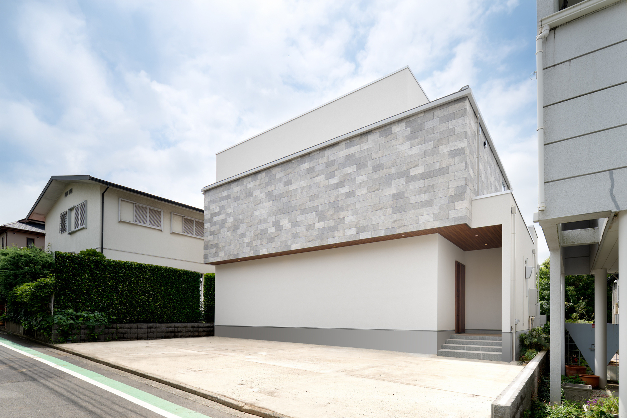 美しが丘に住まうゆとりと質を極めた邸宅◇土地７０坪・建物５５坪◇カースペース並列３台の前面道路含む現地写真|浴室には1.25坪の広々空間に24型TVを備えたLIXIL最高級バス「SPAGE」を採用。最高峰キッチン「バルクッチーネJP」も備う贅沢な邸宅。上質な設備に囲まれ、家族と過ごすおうち時間がより豊かに。