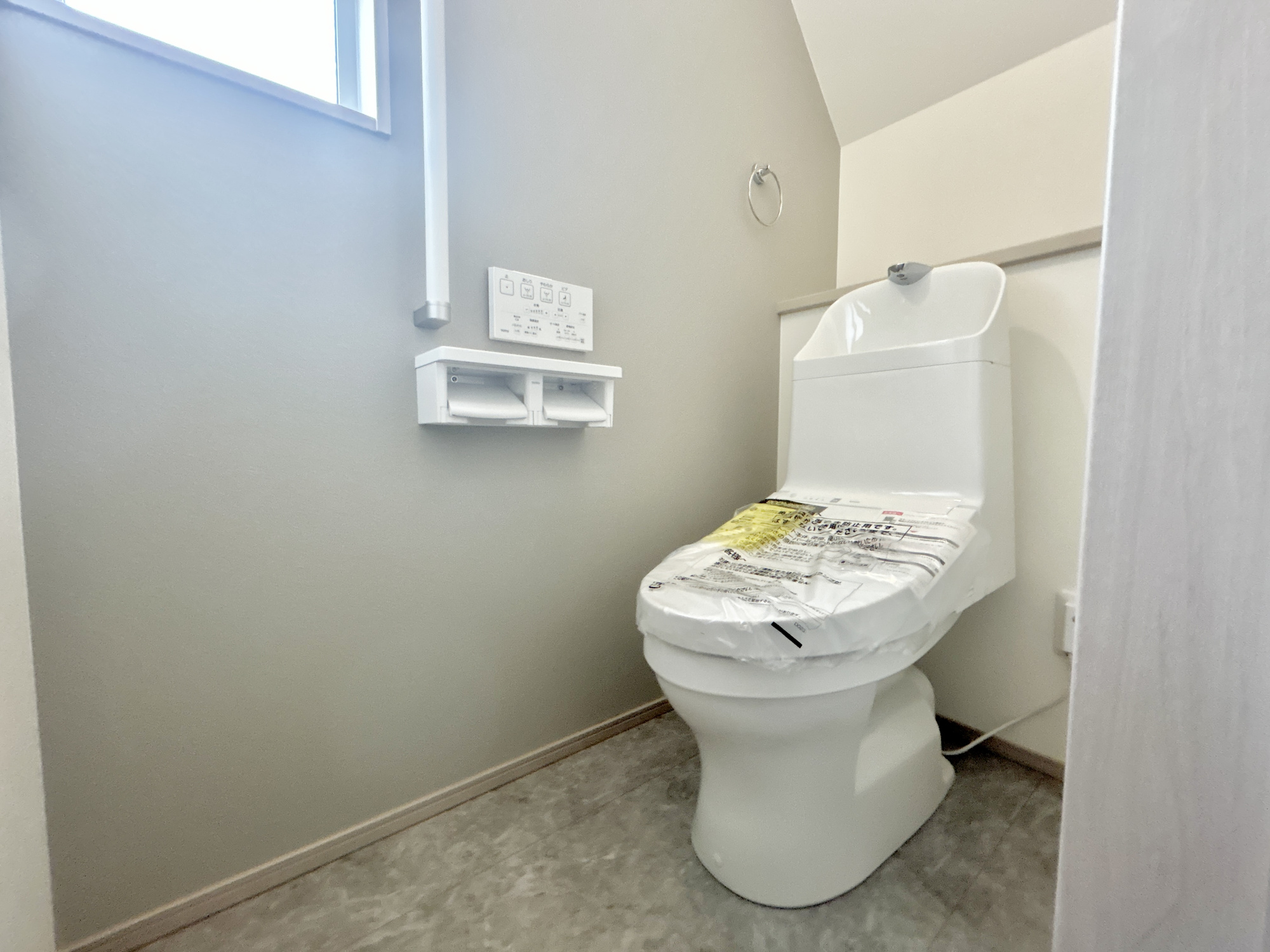 高崎市下之城町第10期　新築住宅全2棟のトイレ|節水型でエコなトイレには、今では当たり前の洗浄付き。便座を温める機能もついていて、居心地良くてトイレから出られなくなるかも！換気用に換気扇はもちろん、窓も着いているので常に快適ですね♪