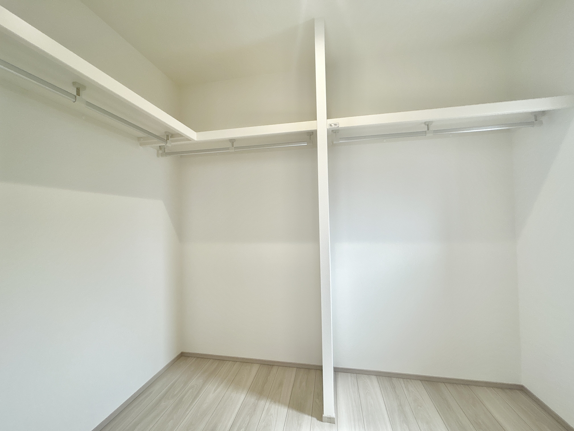 高崎市下之城町第10期　新築住宅全2棟の収納|たくさんのお洋服が入る、ウォークインクローゼット。
お洋服以外にも掃除機やスーツケースなどを一箇所に集約できるのが魅力です♪
収納ケースを置かなくていいのでお部屋の見た目にもスッキリ！