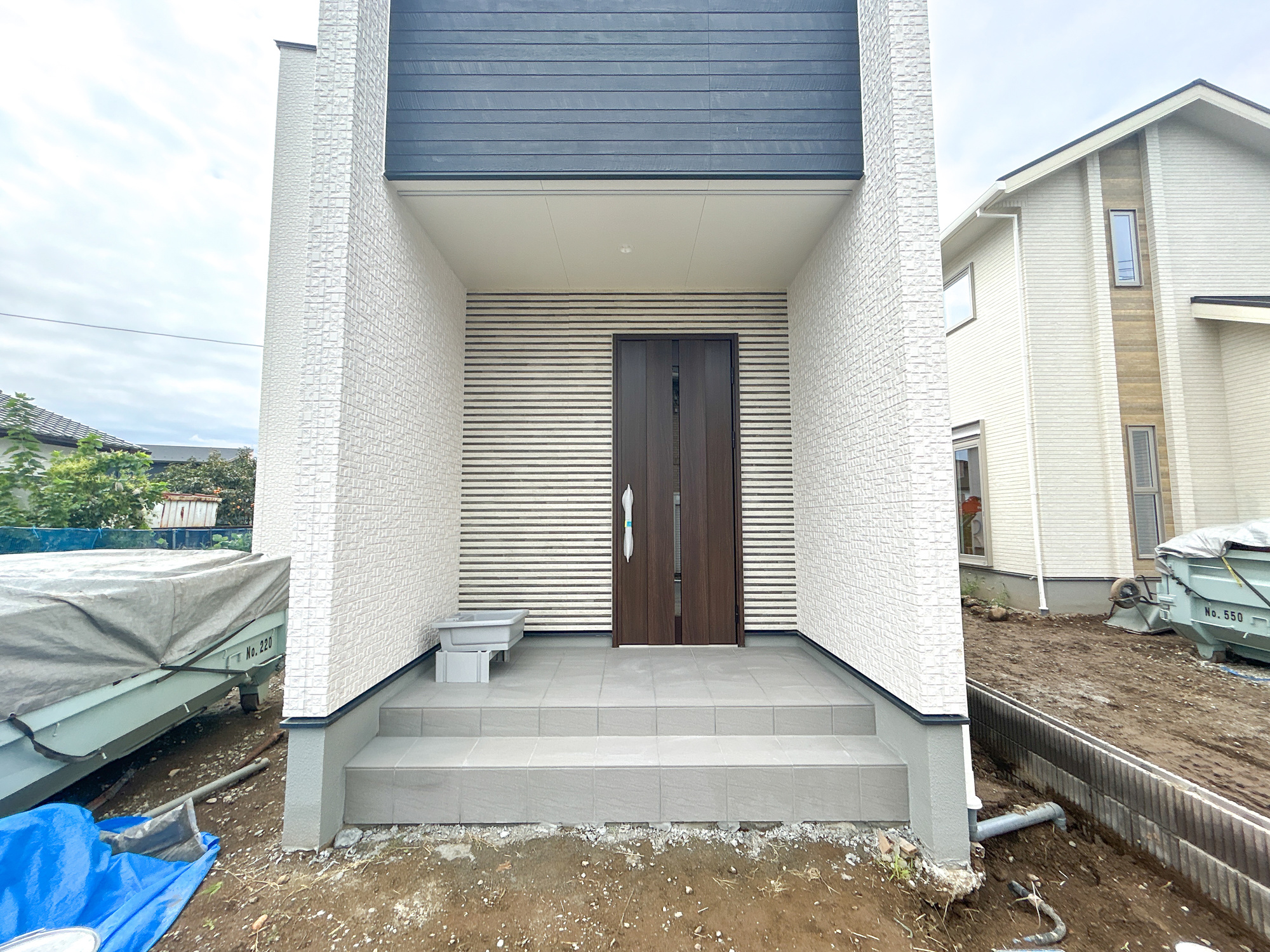 高崎市下之城町第10期　新築住宅全2棟の玄関|明るく優しいイメージの玄関アプローチ。玄関上は屋根があるので雨の心配いらず♪