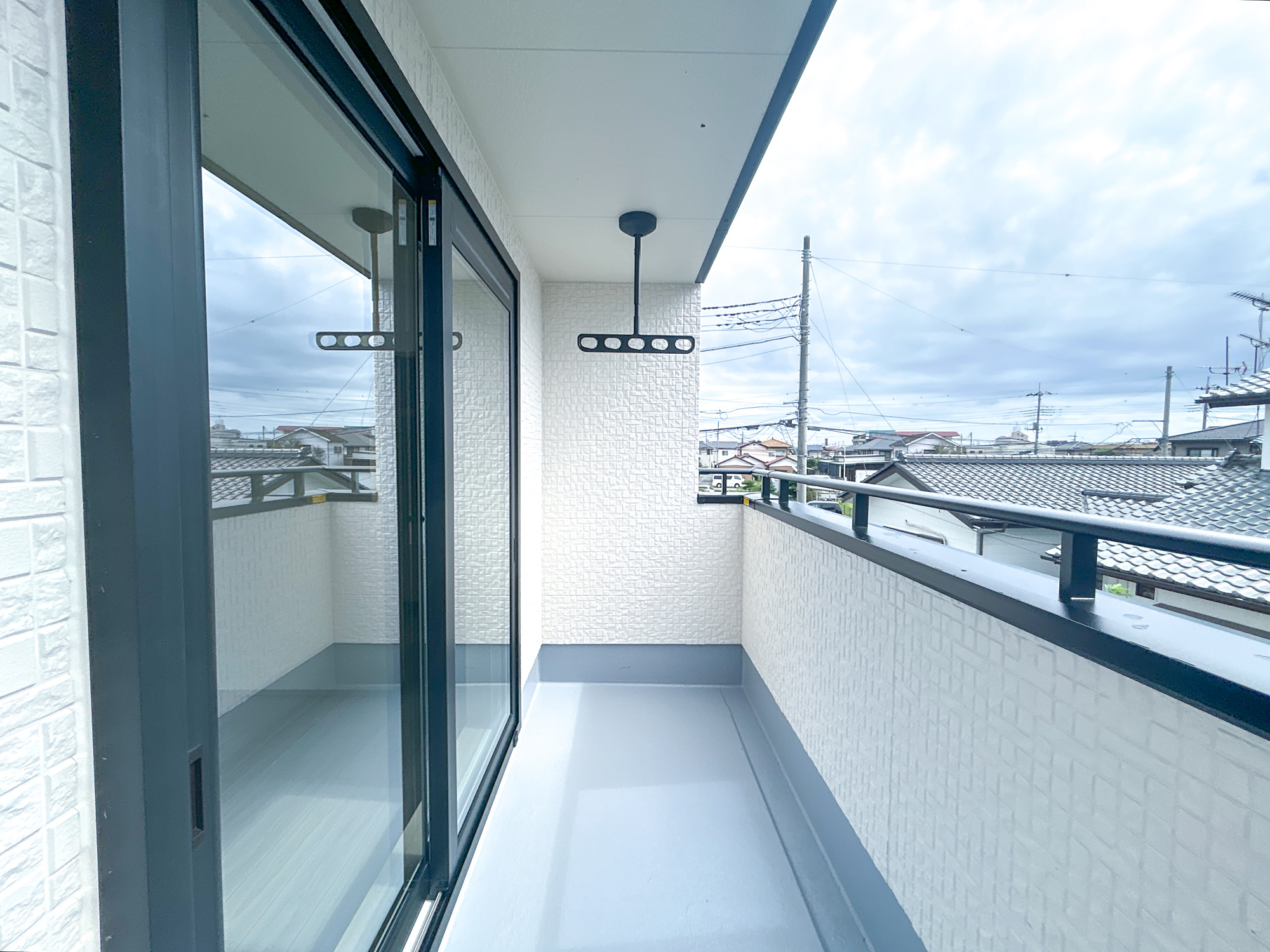 高崎市下之城町第10期　新築住宅全2棟のバルコニー|開放的なバルコニーは見晴らしもよく、太陽の温かな温もりをめいっぱい受け止めてくれます。太陽の光と爽やかな風を受けたお洗濯物はあっという間に乾き、取りこむ時には太陽の匂いを感じられそうですね。