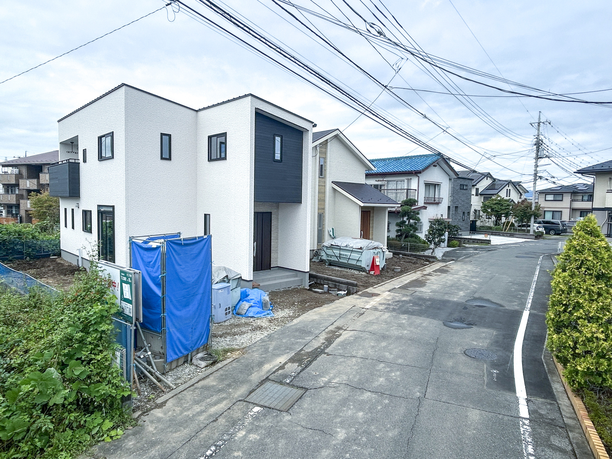 高崎市下之城町第10期　新築住宅全2棟の前面道路含む現地写真|閑静な住宅地で子育て家族にピッタリ。毎日のお散歩も快適な緑に恵まれたエリアで、自然に包まれた穏やかな暮らしを実現するための、ゆとりある住環境が整っています。

