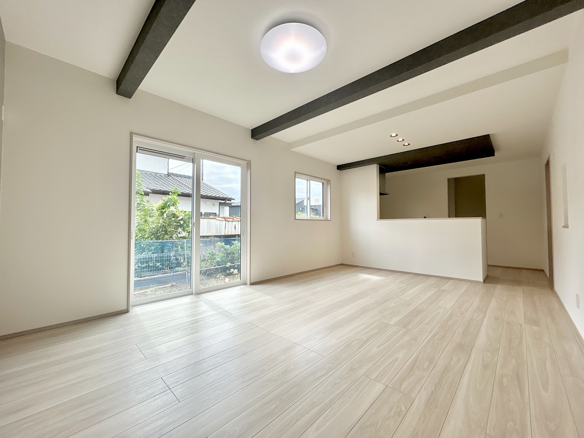 高崎市下之城町第10期　新築住宅全2棟の居間・リビング|大きく開いた窓からは、明るい陽射しが射し込みます。
爽やかな風が吹き抜ける心地良いリビングには、自然と家族が集まります。