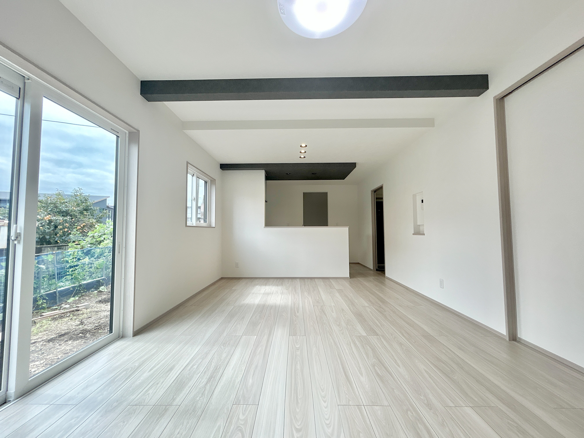 高崎市下之城町第10期　新築住宅全2棟の居間・リビング|室内にいても、たっぷりの陽光と爽やかな風を感じて頂ける、開放感あふれるリビングです。
ご家族と穏やかに過ごす、心地の良い時間が流れます。