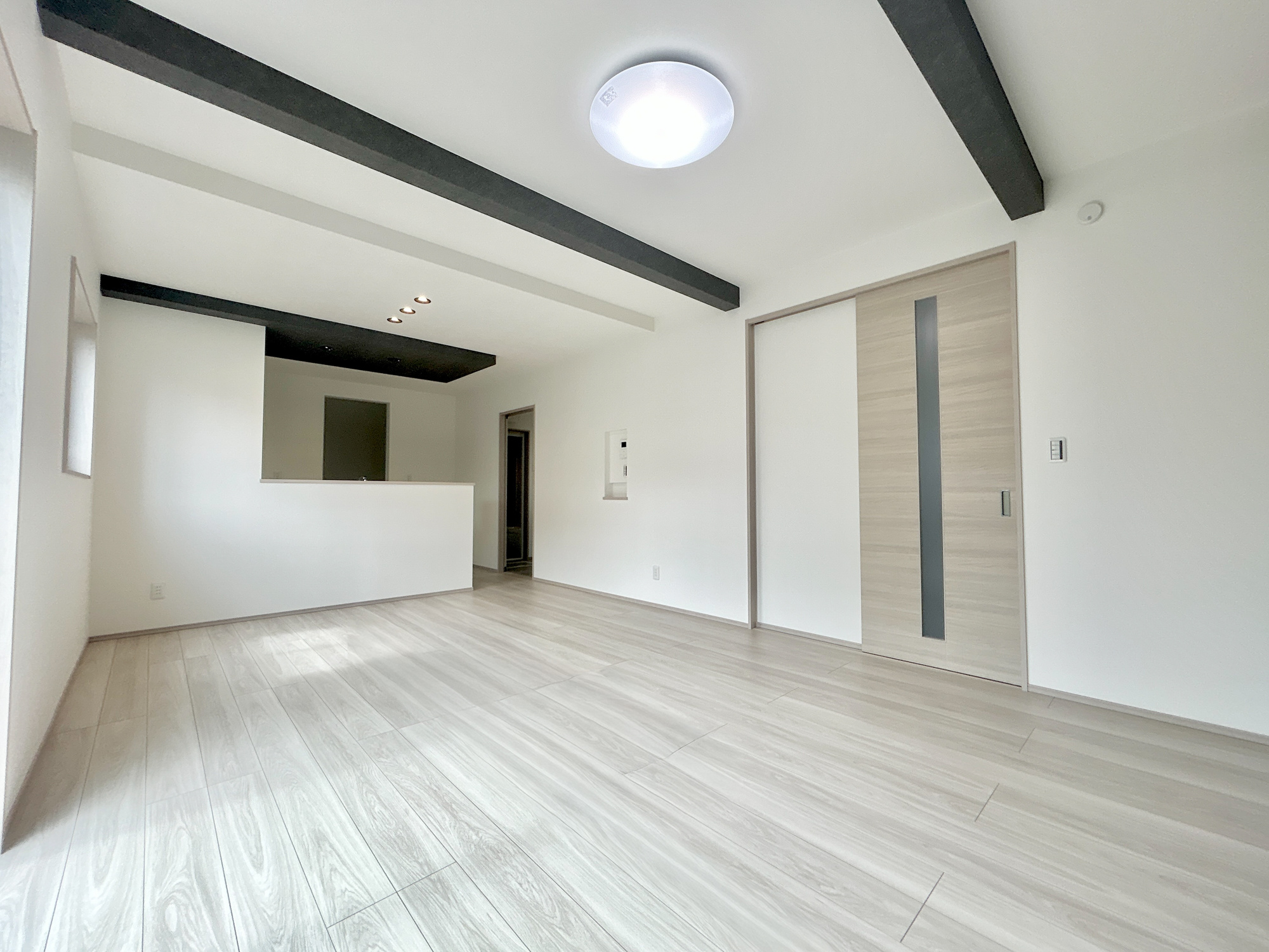 高崎市下之城町第10期　新築住宅全2棟の居間・リビング|オープンな空間を生み出す、こだわりの広がりとゆとり。家族と過ごす時間を大切にしたい方にぴったりの明るくゆとりある住空間です。窓からの日差しがリビングの隅々までしっかりと届きます！ 