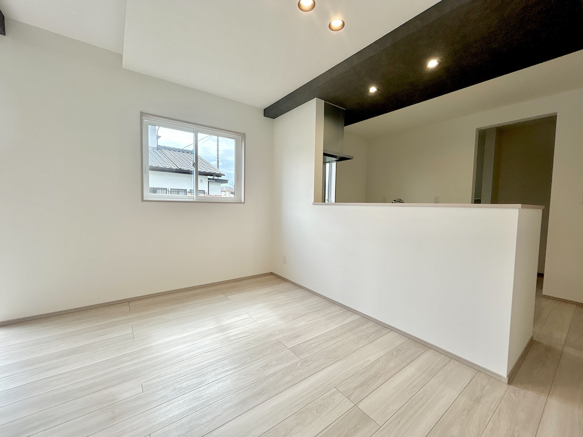 高崎市下之城町第10期　新築住宅全2棟の居間・リビング|ここにはみんなが集い、食事と楽しい会話が始まる。話に夢中になりすぎて、ついつい時を忘れてしまう。そんな束の間の幸せを感じさせてくれる場所。