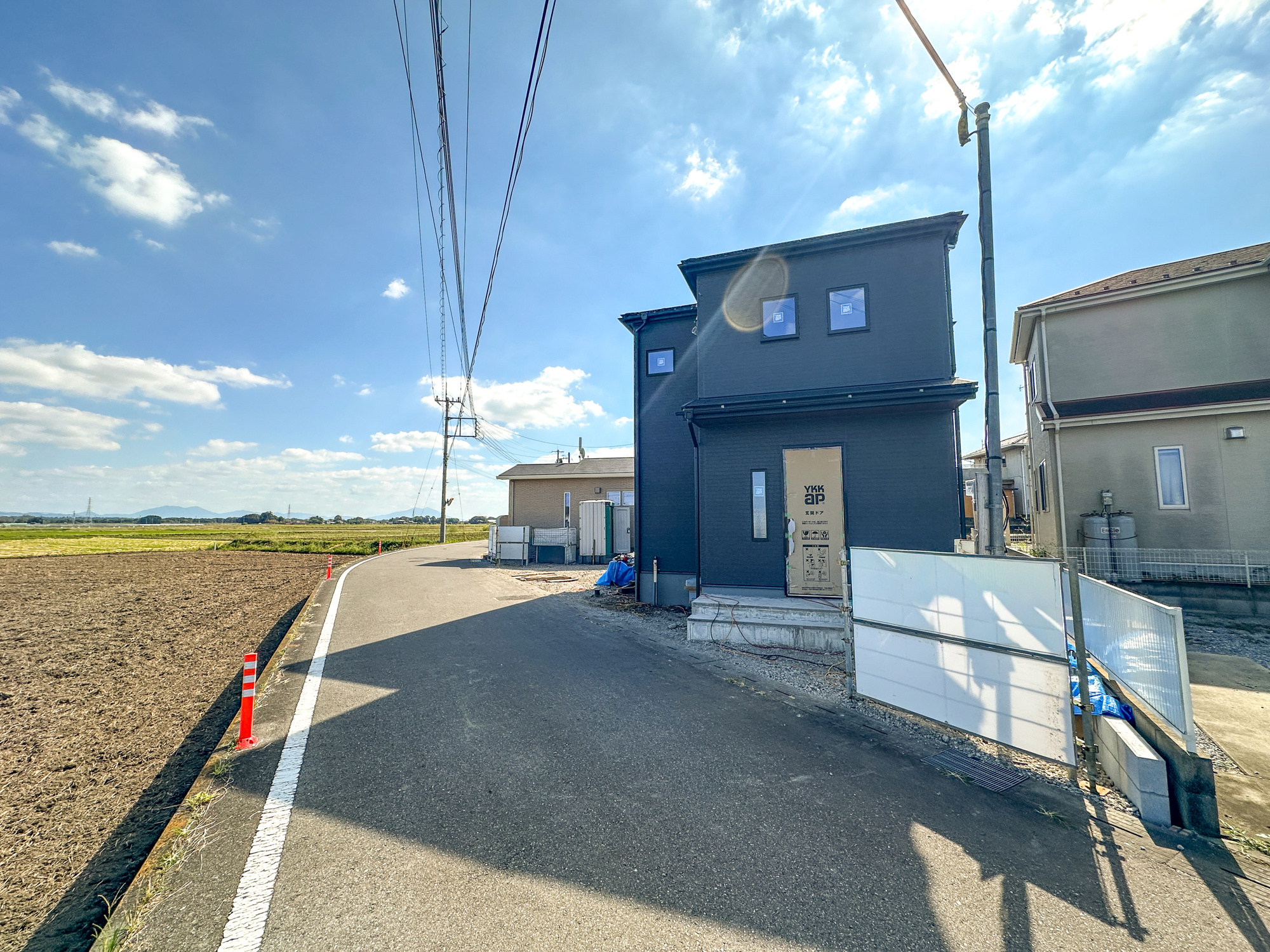 河内郡上三川町大字上三川の新築一戸建の前面道路含む現地写真|閑静な住宅地で子育て家族にピッタリ。毎日のお散歩も快適な緑に恵まれたエリアで、自然に包まれた穏やかな暮らしを実現するための、ゆとりある住環境が整っています。

