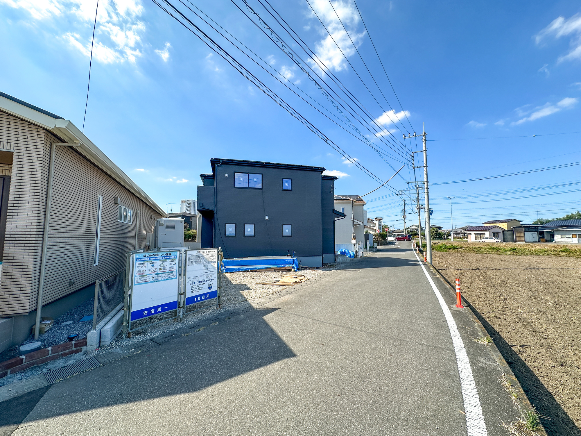 河内郡上三川町大字上三川の新築一戸建の前面道路含む現地写真|低層の一戸建てを中心とした街並みが整然と続き、周辺は高い建物が建っていないので、採光や開放性に恵まれ、空が広く緑の多い閑静な趣を感じる環境です。

