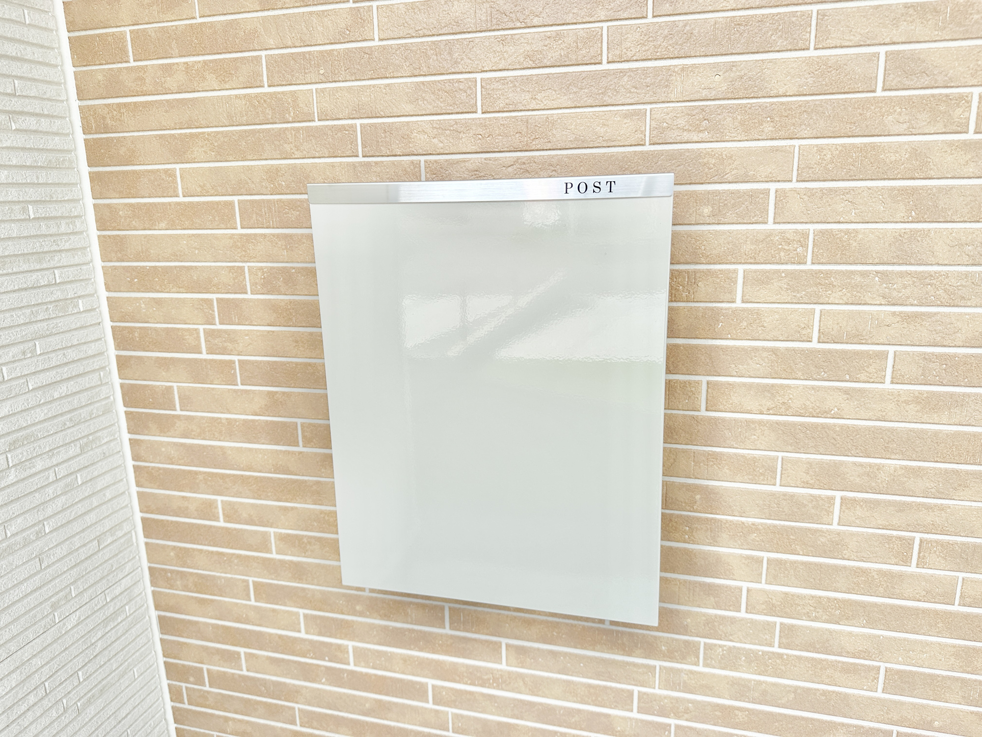 宇都宮市東町　新築住宅全１棟の設備|【同社施工例】玄関わきに設置された郵便ポスト。玄関近くで取り出しにお庭まで行かずとも取れますね。